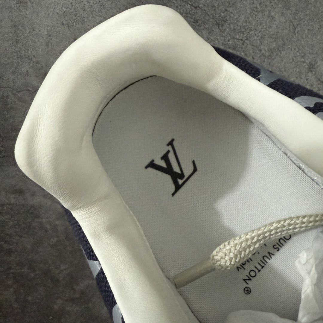 图片[8]-【专柜版/海淘代购】 LV 路易威登LOUIS VUITTON Tilted Low Sneakers 倾斜系列低帮复古休闲运动文化百搭板鞋 2026早春款板鞋 饼干鞋 市场最顶天花板 礼盒包装 正确细节 原鞋原材料1：1打造 完美版型做工 欢迎对比市场任何品质的货品 广东原产 升级原楦型开发纸版 包装说明书防尘布袋物件(附送官方快递加固牛皮纸外盒!!)#采用Monogram 丹宁布鞋面材质#鞋垫嵌入软脚感EVA物料#后跟耐弯折滴塑支撑片#全新开发TPR光泽组合隔色鞋底❗ 尺码：39 40 41 42 43 44 45 46-选品中心