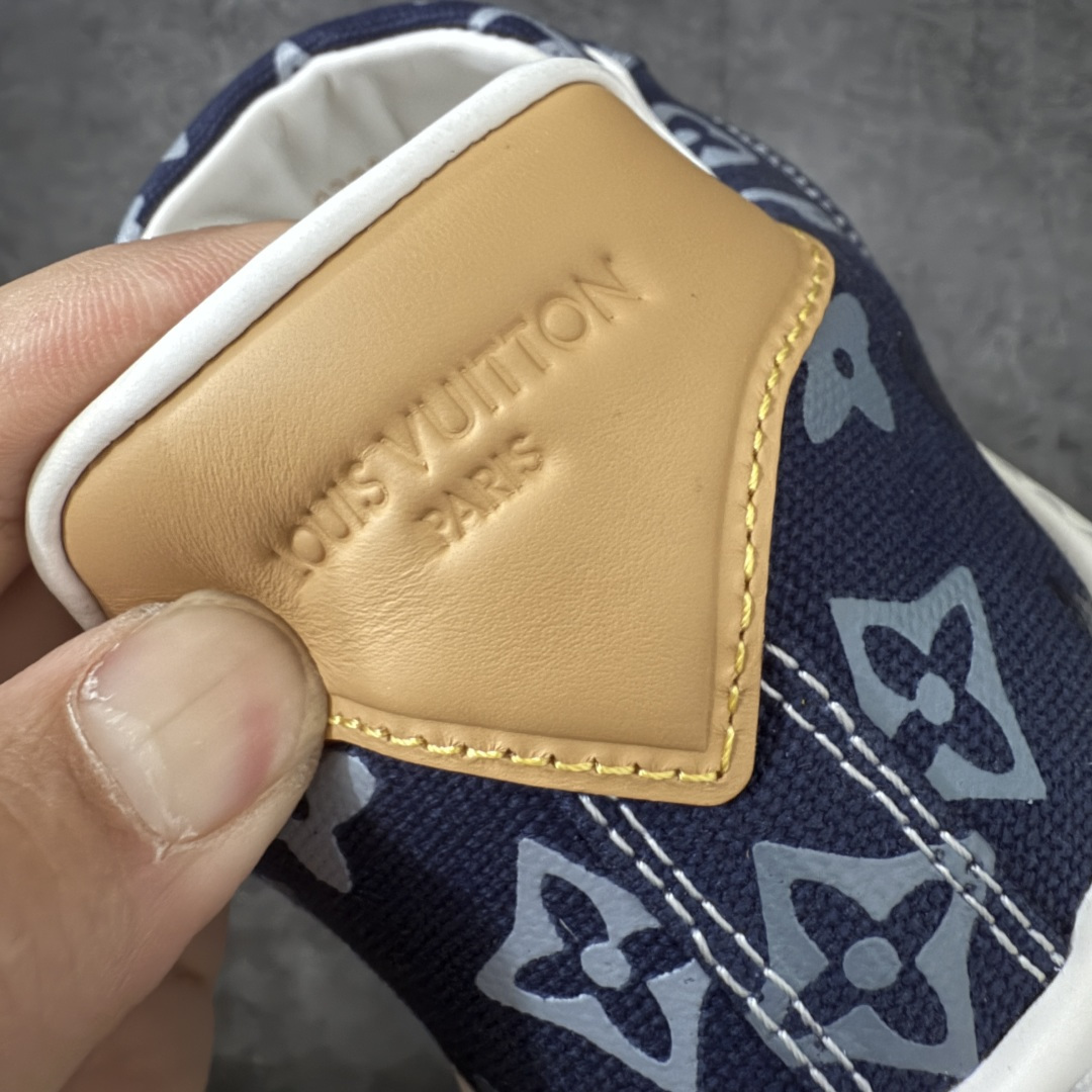 图片[2]-【专柜版/海淘代购】 LV 路易威登LOUIS VUITTON Tilted Low Sneakers 倾斜系列低帮复古休闲运动文化百搭板鞋 2026早春款板鞋 饼干鞋 市场最顶天花板 礼盒包装 正确细节 原鞋原材料1：1打造 完美版型做工 欢迎对比市场任何品质的货品 广东原产 升级原楦型开发纸版 包装说明书防尘布袋物件(附送官方快递加固牛皮纸外盒!!)#采用Monogram 丹宁布鞋面材质#鞋垫嵌入软脚感EVA物料#后跟耐弯折滴塑支撑片#全新开发TPR光泽组合隔色鞋底❗ 尺码：39 40 41 42 43 44 45 46-选品中心