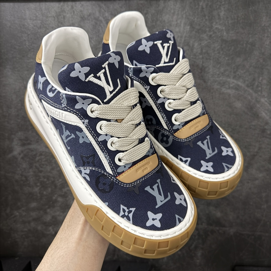 【专柜版/海淘代购】 LV 路易威登LOUIS VUITTON Tilted Low Sneakers 倾斜系列低帮复古休闲运动文化百搭板鞋 2026早春款板鞋 饼干鞋 市场最顶天花板 礼盒包装 正确细节 原鞋原材料1：1打造 完美版型做工 欢迎对比市场任何品质的货品 广东原产 升级原楦型开发纸版 包装说明书防尘布袋物件(附送官方快递加固牛皮纸外盒!!)#采用Monogram 丹宁布鞋面材质#鞋垫嵌入软脚感EVA物料#后跟耐弯折滴塑支撑片#全新开发TPR光泽组合隔色鞋底❗ 尺码：39 40 41 42 43 44 45 46-选品中心
