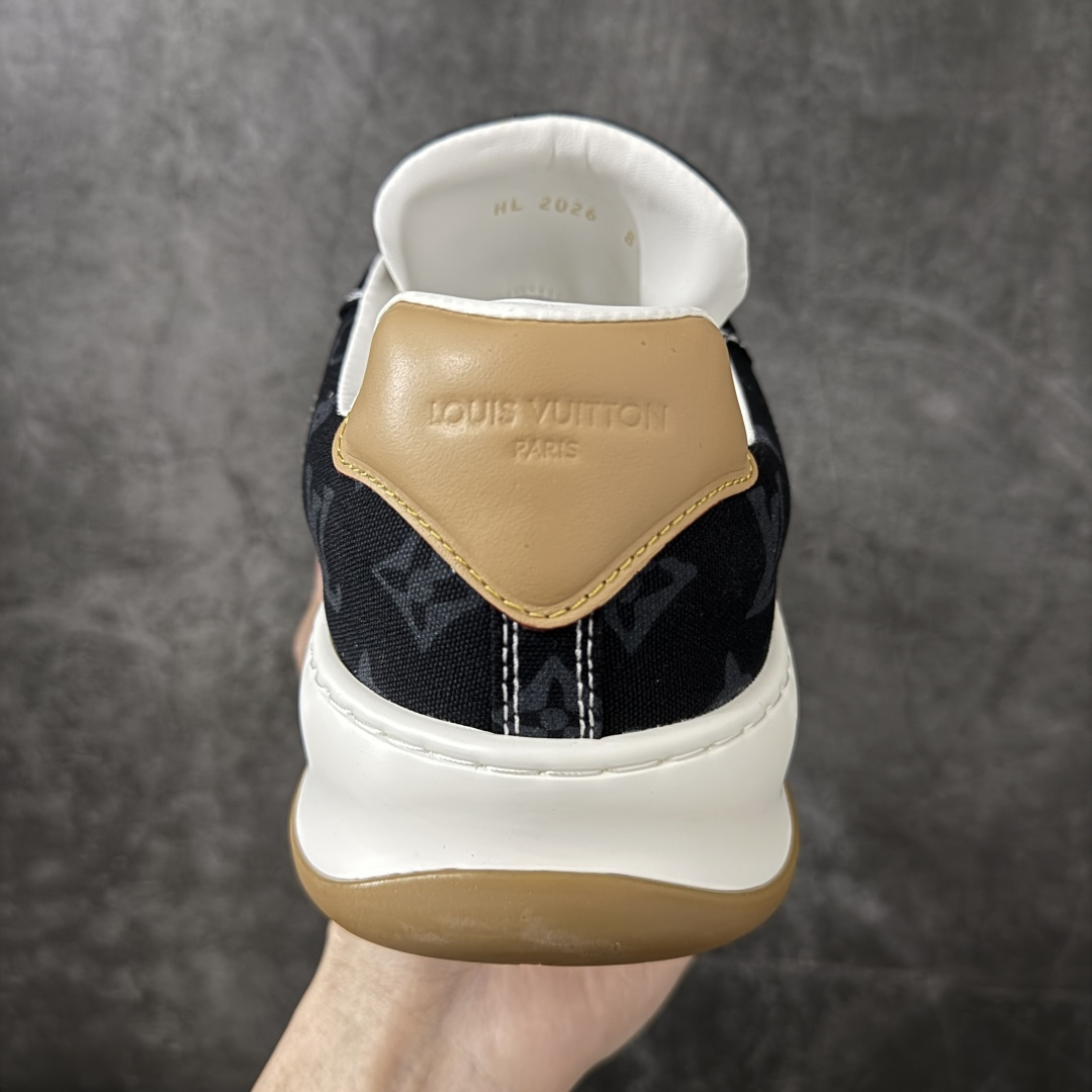 图片[4]-【YS纯原】LOUIS VUITTON Tilted 系列｜2026 早春全新上架 黑皮白底 LV 路易威登 Tilted Low Sneakers 倾斜系列低帮复古休闲运动板鞋 男鞋｜广东原产｜市售顶级版本 ✦ 升级原楦型开发纸版，鞋型更立体更正 ✦ Monogram 丹宁布鞋面，质感高级耐看 ✦ 鞋垫嵌入EVA软脚感物料，回弹舒适 ✦ 后跟耐弯折滴塑支撑片，稳定不塌 ✦ 全新开发TPR光泽组合隔色鞋底 ✦ LV组合 TPU 生胶底结构，行走稳、耐磨强 ✦ 原版购入开发 ✦ 厚实抽屉式礼品鞋盒 ✦ 原装包装说明书＋防尘布袋 ✦ 附送官方快递加固牛皮纸外盒 法国巴黎百年奢侈品牌 LOUIS VUITTON 路易威登 尺码：36-45-选品中心