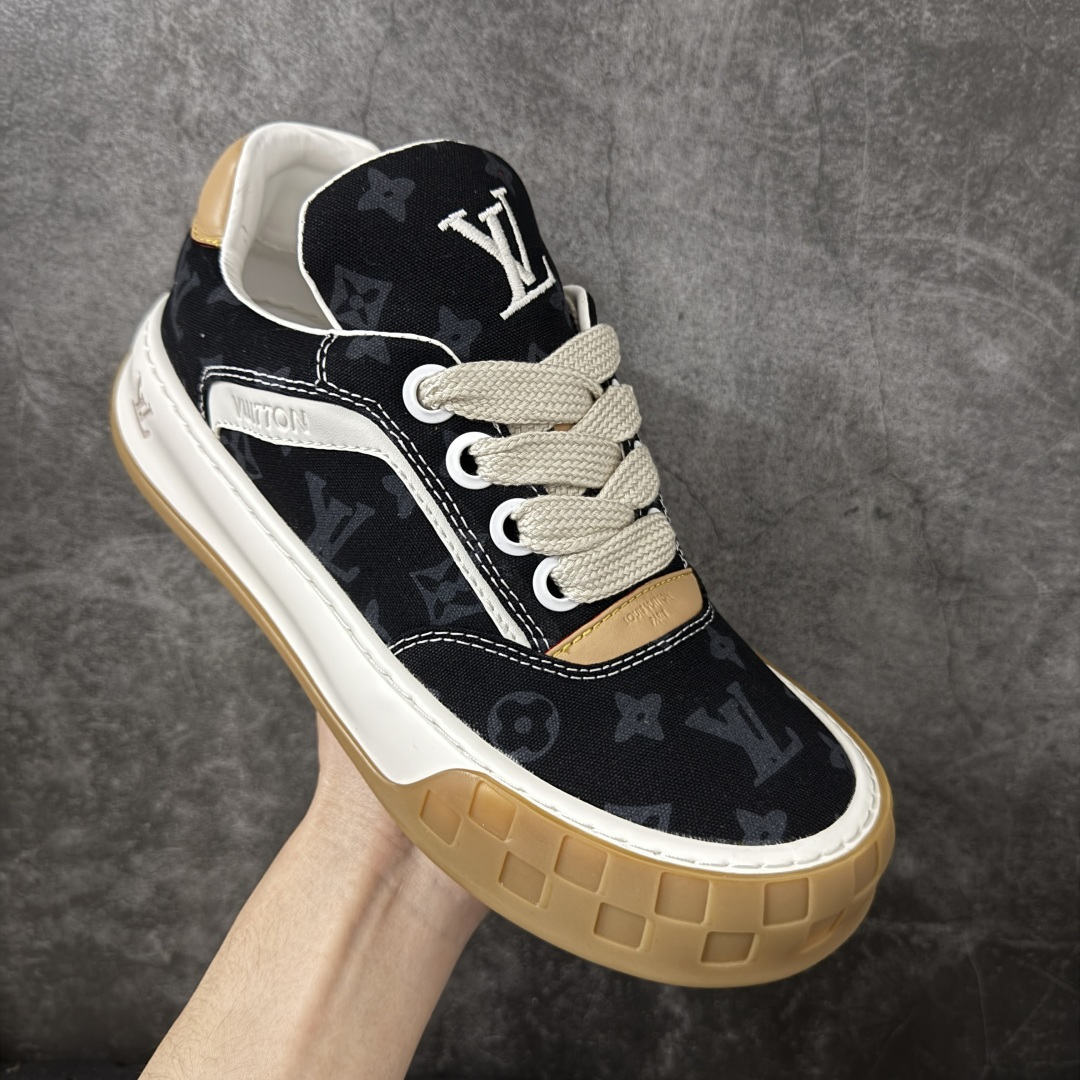 图片[3]-【YS纯原】LOUIS VUITTON Tilted 系列｜2026 早春全新上架 黑皮白底 LV 路易威登 Tilted Low Sneakers 倾斜系列低帮复古休闲运动板鞋 男鞋｜广东原产｜市售顶级版本 ✦ 升级原楦型开发纸版，鞋型更立体更正 ✦ Monogram 丹宁布鞋面，质感高级耐看 ✦ 鞋垫嵌入EVA软脚感物料，回弹舒适 ✦ 后跟耐弯折滴塑支撑片，稳定不塌 ✦ 全新开发TPR光泽组合隔色鞋底 ✦ LV组合 TPU 生胶底结构，行走稳、耐磨强 ✦ 原版购入开发 ✦ 厚实抽屉式礼品鞋盒 ✦ 原装包装说明书＋防尘布袋 ✦ 附送官方快递加固牛皮纸外盒 法国巴黎百年奢侈品牌 LOUIS VUITTON 路易威登 尺码：36-45-选品中心