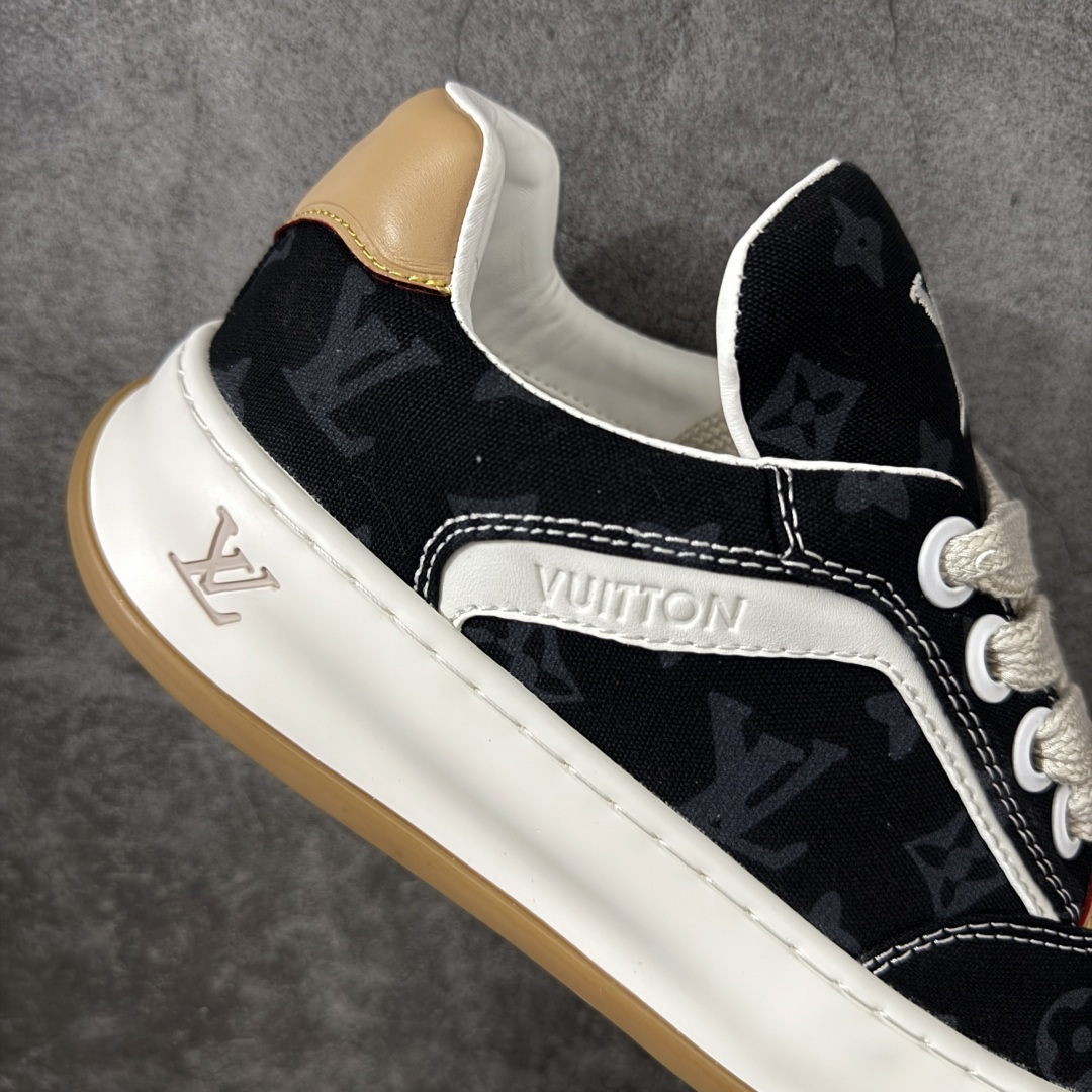图片[7]-【YS纯原】LOUIS VUITTON Tilted 系列｜2026 早春全新上架 黑皮白底 LV 路易威登 Tilted Low Sneakers 倾斜系列低帮复古休闲运动板鞋 男鞋｜广东原产｜市售顶级版本 ✦ 升级原楦型开发纸版，鞋型更立体更正 ✦ Monogram 丹宁布鞋面，质感高级耐看 ✦ 鞋垫嵌入EVA软脚感物料，回弹舒适 ✦ 后跟耐弯折滴塑支撑片，稳定不塌 ✦ 全新开发TPR光泽组合隔色鞋底 ✦ LV组合 TPU 生胶底结构，行走稳、耐磨强 ✦ 原版购入开发 ✦ 厚实抽屉式礼品鞋盒 ✦ 原装包装说明书＋防尘布袋 ✦ 附送官方快递加固牛皮纸外盒 法国巴黎百年奢侈品牌 LOUIS VUITTON 路易威登 尺码：36-45-选品中心