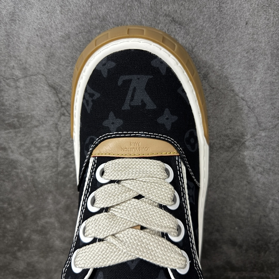 图片[5]-【YS纯原】LOUIS VUITTON Tilted 系列｜2026 早春全新上架 黑皮白底 LV 路易威登 Tilted Low Sneakers 倾斜系列低帮复古休闲运动板鞋 男鞋｜广东原产｜市售顶级版本 ✦ 升级原楦型开发纸版，鞋型更立体更正 ✦ Monogram 丹宁布鞋面，质感高级耐看 ✦ 鞋垫嵌入EVA软脚感物料，回弹舒适 ✦ 后跟耐弯折滴塑支撑片，稳定不塌 ✦ 全新开发TPR光泽组合隔色鞋底 ✦ LV组合 TPU 生胶底结构，行走稳、耐磨强 ✦ 原版购入开发 ✦ 厚实抽屉式礼品鞋盒 ✦ 原装包装说明书＋防尘布袋 ✦ 附送官方快递加固牛皮纸外盒 法国巴黎百年奢侈品牌 LOUIS VUITTON 路易威登 尺码：36-45-选品中心