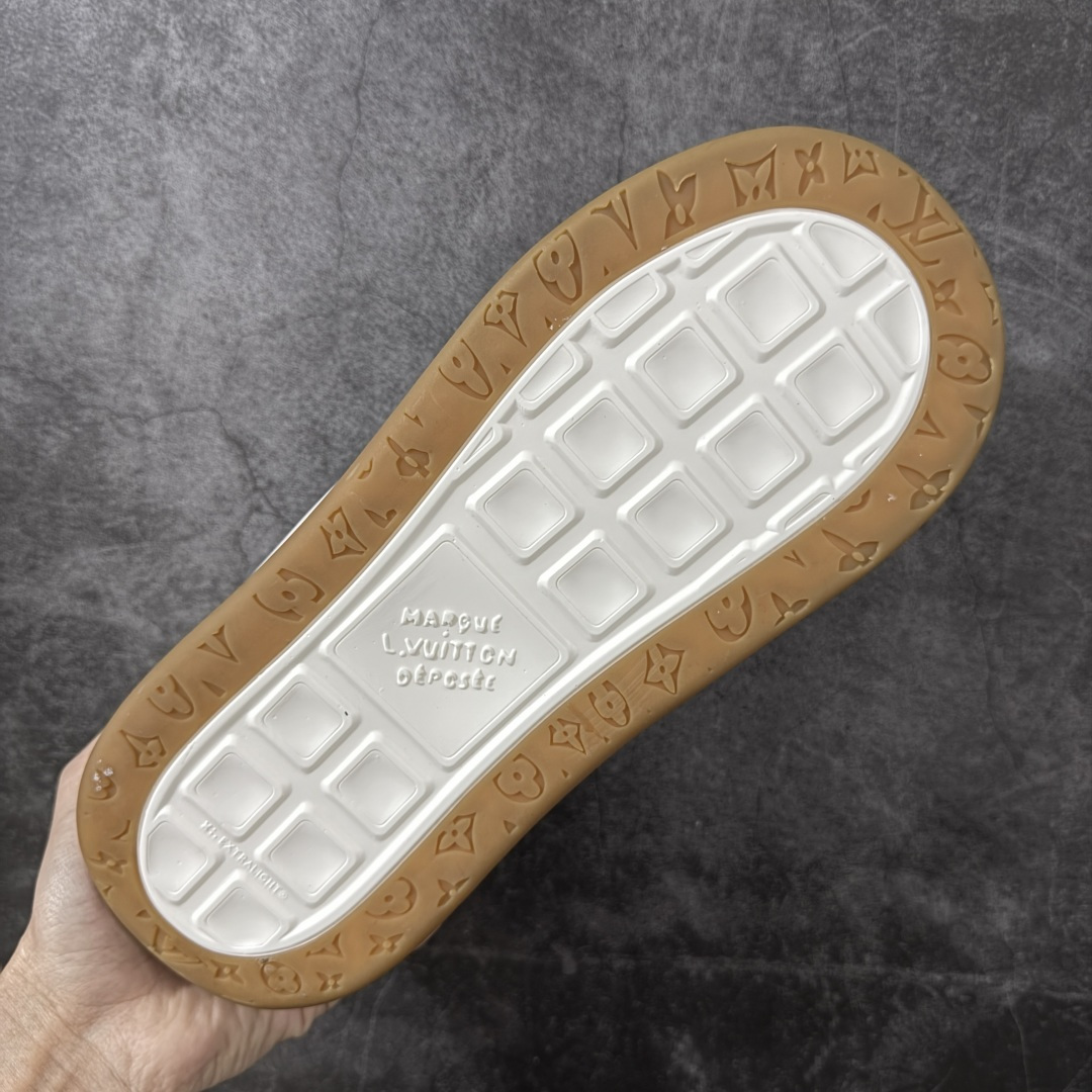 图片[9]-【YS纯原】LOUIS VUITTON Tilted 系列｜2026 早春全新上架 黑皮白底 LV 路易威登 Tilted Low Sneakers 倾斜系列低帮复古休闲运动板鞋 男鞋｜广东原产｜市售顶级版本 ✦ 升级原楦型开发纸版，鞋型更立体更正 ✦ Monogram 丹宁布鞋面，质感高级耐看 ✦ 鞋垫嵌入EVA软脚感物料，回弹舒适 ✦ 后跟耐弯折滴塑支撑片，稳定不塌 ✦ 全新开发TPR光泽组合隔色鞋底 ✦ LV组合 TPU 生胶底结构，行走稳、耐磨强 ✦ 原版购入开发 ✦ 厚实抽屉式礼品鞋盒 ✦ 原装包装说明书＋防尘布袋 ✦ 附送官方快递加固牛皮纸外盒 法国巴黎百年奢侈品牌 LOUIS VUITTON 路易威登 尺码：36-45-选品中心