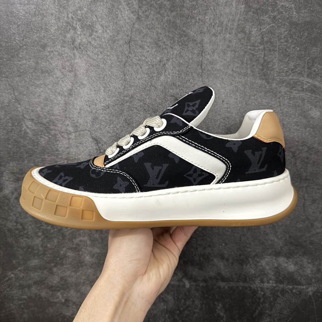 图片[2]-【YS纯原】LOUIS VUITTON Tilted 系列｜2026 早春全新上架 黑皮白底 LV 路易威登 Tilted Low Sneakers 倾斜系列低帮复古休闲运动板鞋 男鞋｜广东原产｜市售顶级版本 ✦ 升级原楦型开发纸版，鞋型更立体更正 ✦ Monogram 丹宁布鞋面，质感高级耐看 ✦ 鞋垫嵌入EVA软脚感物料，回弹舒适 ✦ 后跟耐弯折滴塑支撑片，稳定不塌 ✦ 全新开发TPR光泽组合隔色鞋底 ✦ LV组合 TPU 生胶底结构，行走稳、耐磨强 ✦ 原版购入开发 ✦ 厚实抽屉式礼品鞋盒 ✦ 原装包装说明书＋防尘布袋 ✦ 附送官方快递加固牛皮纸外盒 法国巴黎百年奢侈品牌 LOUIS VUITTON 路易威登 尺码：36-45-选品中心