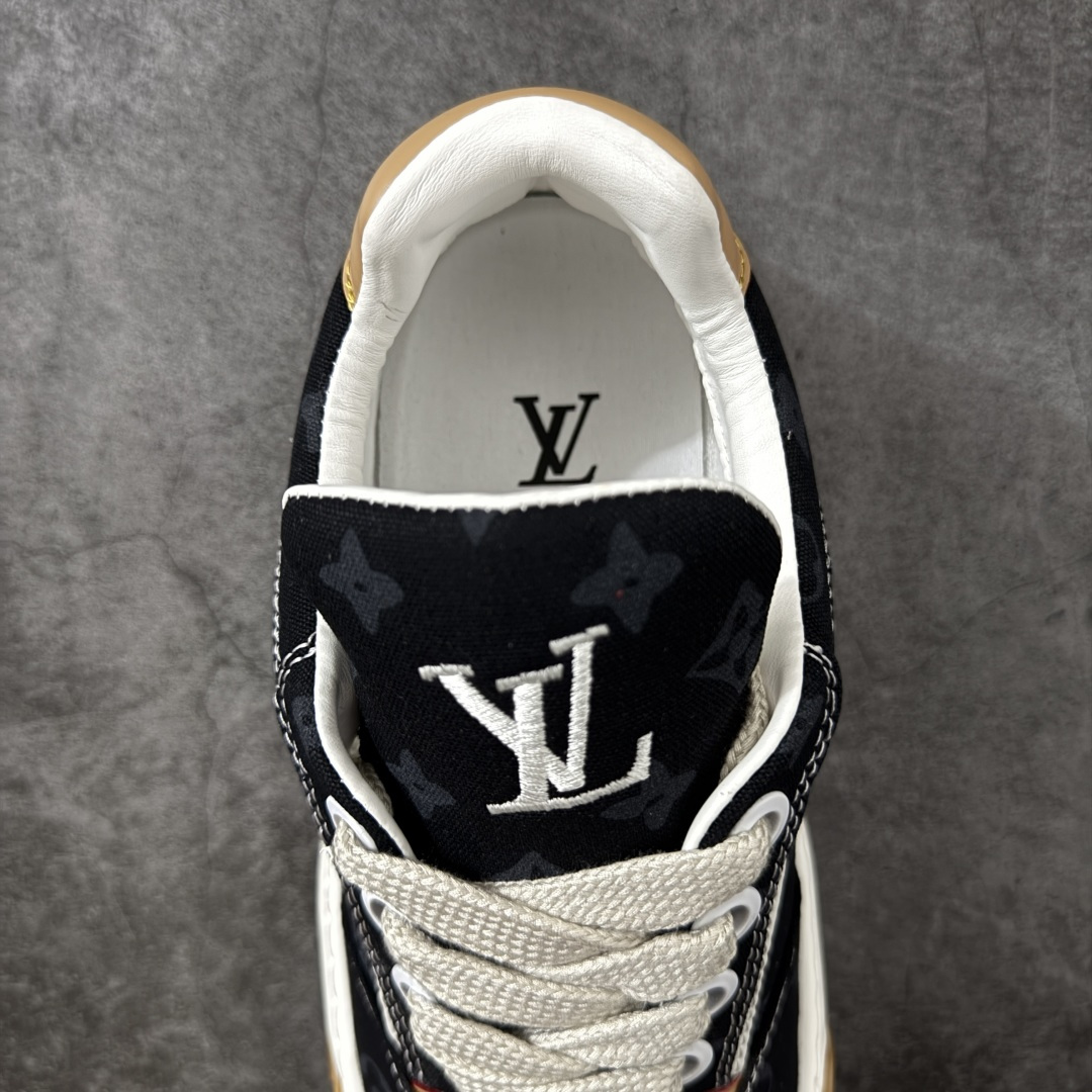 图片[8]-【YS纯原】LOUIS VUITTON Tilted 系列｜2026 早春全新上架 黑皮白底 LV 路易威登 Tilted Low Sneakers 倾斜系列低帮复古休闲运动板鞋 男鞋｜广东原产｜市售顶级版本 ✦ 升级原楦型开发纸版，鞋型更立体更正 ✦ Monogram 丹宁布鞋面，质感高级耐看 ✦ 鞋垫嵌入EVA软脚感物料，回弹舒适 ✦ 后跟耐弯折滴塑支撑片，稳定不塌 ✦ 全新开发TPR光泽组合隔色鞋底 ✦ LV组合 TPU 生胶底结构，行走稳、耐磨强 ✦ 原版购入开发 ✦ 厚实抽屉式礼品鞋盒 ✦ 原装包装说明书＋防尘布袋 ✦ 附送官方快递加固牛皮纸外盒 法国巴黎百年奢侈品牌 LOUIS VUITTON 路易威登 尺码：36-45-选品中心