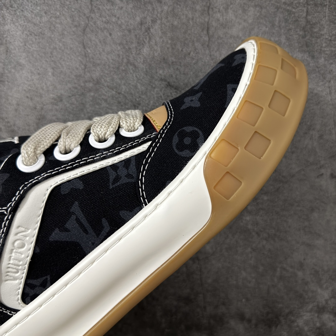 图片[6]-【YS纯原】LOUIS VUITTON Tilted 系列｜2026 早春全新上架 黑皮白底 LV 路易威登 Tilted Low Sneakers 倾斜系列低帮复古休闲运动板鞋 男鞋｜广东原产｜市售顶级版本 ✦ 升级原楦型开发纸版，鞋型更立体更正 ✦ Monogram 丹宁布鞋面，质感高级耐看 ✦ 鞋垫嵌入EVA软脚感物料，回弹舒适 ✦ 后跟耐弯折滴塑支撑片，稳定不塌 ✦ 全新开发TPR光泽组合隔色鞋底 ✦ LV组合 TPU 生胶底结构，行走稳、耐磨强 ✦ 原版购入开发 ✦ 厚实抽屉式礼品鞋盒 ✦ 原装包装说明书＋防尘布袋 ✦ 附送官方快递加固牛皮纸外盒 法国巴黎百年奢侈品牌 LOUIS VUITTON 路易威登 尺码：36-45-选品中心