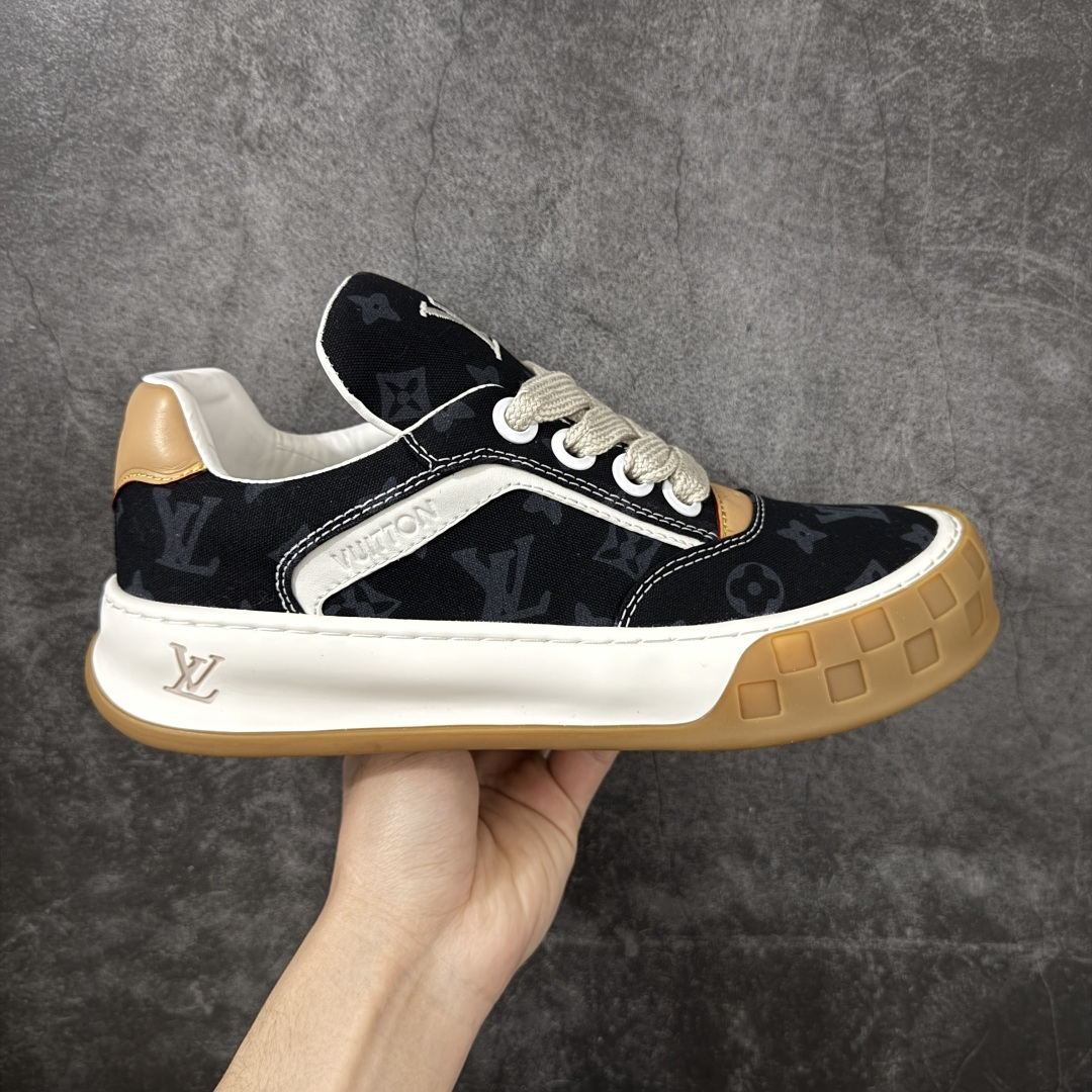 【YS纯原】LOUIS VUITTON Tilted 系列｜2026 早春全新上架 黑皮白底 LV 路易威登 Tilted Low Sneakers 倾斜系列低帮复古休闲运动板鞋 男鞋｜广东原产｜市售顶级版本 ✦ 升级原楦型开发纸版，鞋型更立体更正 ✦ Monogram 丹宁布鞋面，质感高级耐看 ✦ 鞋垫嵌入EVA软脚感物料，回弹舒适 ✦ 后跟耐弯折滴塑支撑片，稳定不塌 ✦ 全新开发TPR光泽组合隔色鞋底 ✦ LV组合 TPU 生胶底结构，行走稳、耐磨强 ✦ 原版购入开发 ✦ 厚实抽屉式礼品鞋盒 ✦ 原装包装说明书＋防尘布袋 ✦ 附送官方快递加固牛皮纸外盒 法国巴黎百年奢侈品牌 LOUIS VUITTON 路易威登 尺码：36-45-选品中心