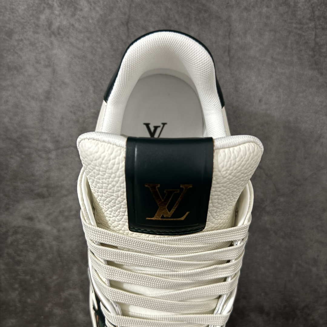 图片[8]-【YS纯原】 顶级莞产 Louis Vuitton路易威登 LV Trainer 系列 高奢运动鞋 ✦ 芯片配置，✦ 挂饰 NFC 芯片秒进官网 ✦ 同步 ZP 官网空胶工艺，结构逻辑一致 ✦ 正确胶片断点式设计，细节克制到位 ✦ 中底油印字母比例按原版还原 ✦ 1：1 原楦格板 / 楦头 / 刀磨 全新升级 ✦ 独家定制压纹麂皮，用料细腻耐看 ✦ 原版开模 TPU 大底 ✦ 脚感与质感取向偏原版 ✦ 代购指定高端版本 ✦ 全新升级 双盒礼盒 ✦ 全套配件齐全，整体完成度高 尺码：39-45-选品中心