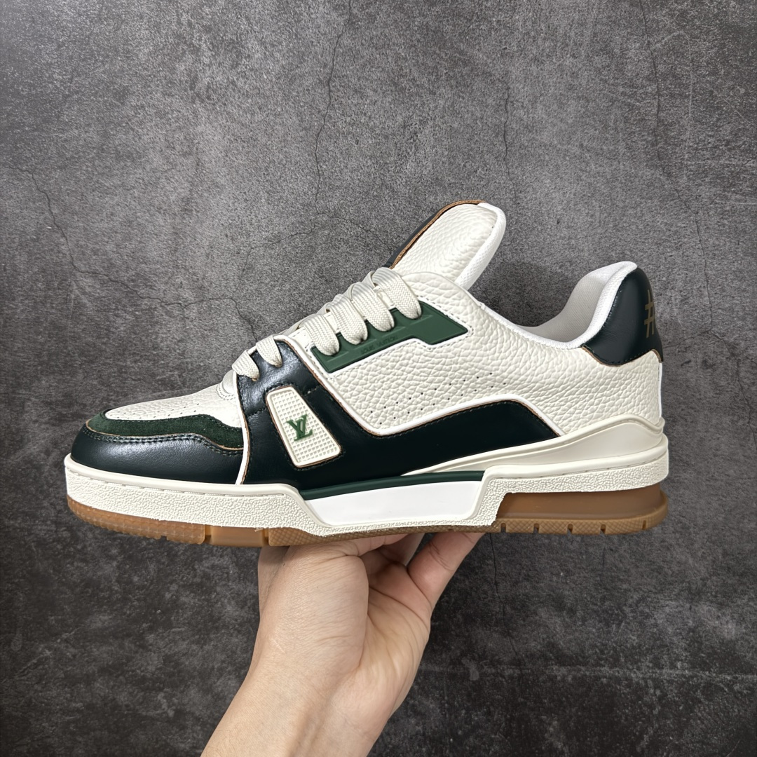 图片[2]-【YS纯原】 顶级莞产 Louis Vuitton路易威登 LV Trainer 系列 高奢运动鞋 ✦ 芯片配置，✦ 挂饰 NFC 芯片秒进官网 ✦ 同步 ZP 官网空胶工艺，结构逻辑一致 ✦ 正确胶片断点式设计，细节克制到位 ✦ 中底油印字母比例按原版还原 ✦ 1：1 原楦格板 / 楦头 / 刀磨 全新升级 ✦ 独家定制压纹麂皮，用料细腻耐看 ✦ 原版开模 TPU 大底 ✦ 脚感与质感取向偏原版 ✦ 代购指定高端版本 ✦ 全新升级 双盒礼盒 ✦ 全套配件齐全，整体完成度高 尺码：39-45-选品中心
