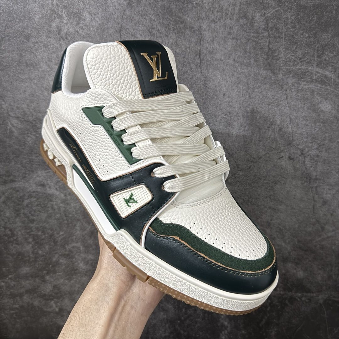图片[3]-【YS纯原】 顶级莞产 Louis Vuitton路易威登 LV Trainer 系列 高奢运动鞋 ✦ 芯片配置，✦ 挂饰 NFC 芯片秒进官网 ✦ 同步 ZP 官网空胶工艺，结构逻辑一致 ✦ 正确胶片断点式设计，细节克制到位 ✦ 中底油印字母比例按原版还原 ✦ 1：1 原楦格板 / 楦头 / 刀磨 全新升级 ✦ 独家定制压纹麂皮，用料细腻耐看 ✦ 原版开模 TPU 大底 ✦ 脚感与质感取向偏原版 ✦ 代购指定高端版本 ✦ 全新升级 双盒礼盒 ✦ 全套配件齐全，整体完成度高 尺码：39-45-选品中心