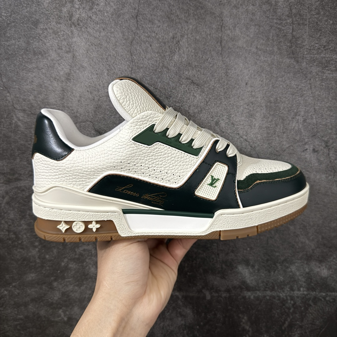 【YS纯原】 顶级莞产 Louis Vuitton路易威登 LV Trainer 系列 高奢运动鞋 ✦ 芯片配置，✦ 挂饰 NFC 芯片秒进官网 ✦ 同步 ZP 官网空胶工艺，结构逻辑一致 ✦ 正确胶片断点式设计，细节克制到位 ✦ 中底油印字母比例按原版还原 ✦ 1：1 原楦格板 / 楦头 / 刀磨 全新升级 ✦ 独家定制压纹麂皮，用料细腻耐看 ✦ 原版开模 TPU 大底 ✦ 脚感与质感取向偏原版 ✦ 代购指定高端版本 ✦ 全新升级 双盒礼盒 ✦ 全套配件齐全，整体完成度高 尺码：39-45-选品中心