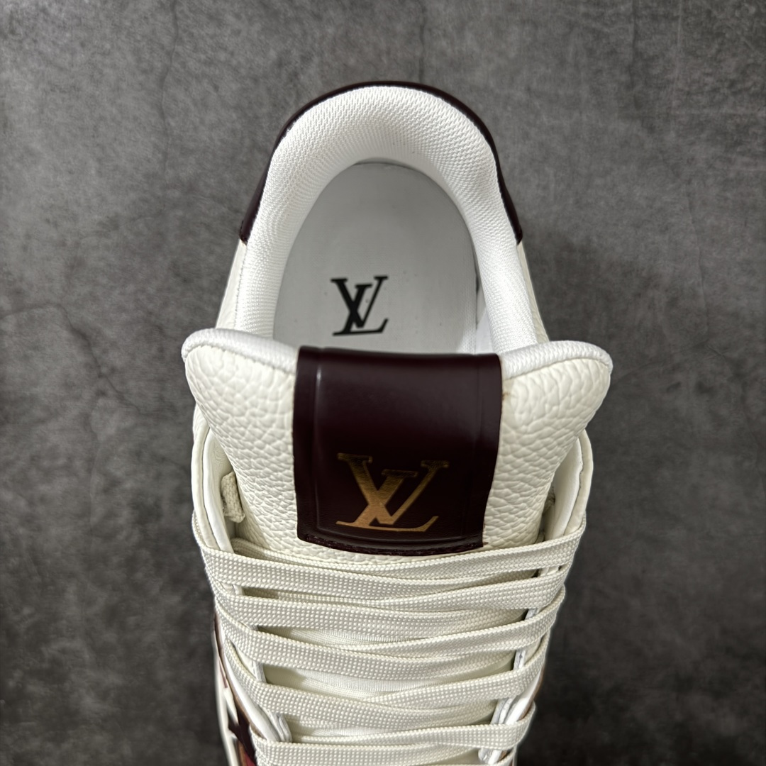 图片[8]-【YS纯原】 顶级莞产 Louis Vuitton路易威登 LV Trainer 系列 高奢运动鞋 ✦ 芯片配置，✦ 挂饰 NFC 芯片秒进官网 ✦ 同步 ZP 官网空胶工艺，结构逻辑一致 ✦ 正确胶片断点式设计，细节克制到位 ✦ 中底油印字母比例按原版还原 ✦ 1：1 原楦格板 / 楦头 / 刀磨 全新升级 ✦ 独家定制压纹麂皮，用料细腻耐看 ✦ 原版开模 TPU 大底 ✦ 脚感与质感取向偏原版 ✦ 代购指定高端版本 ✦ 全新升级 双盒礼盒 ✦ 全套配件齐全，整体完成度高 尺码：39-45-选品中心