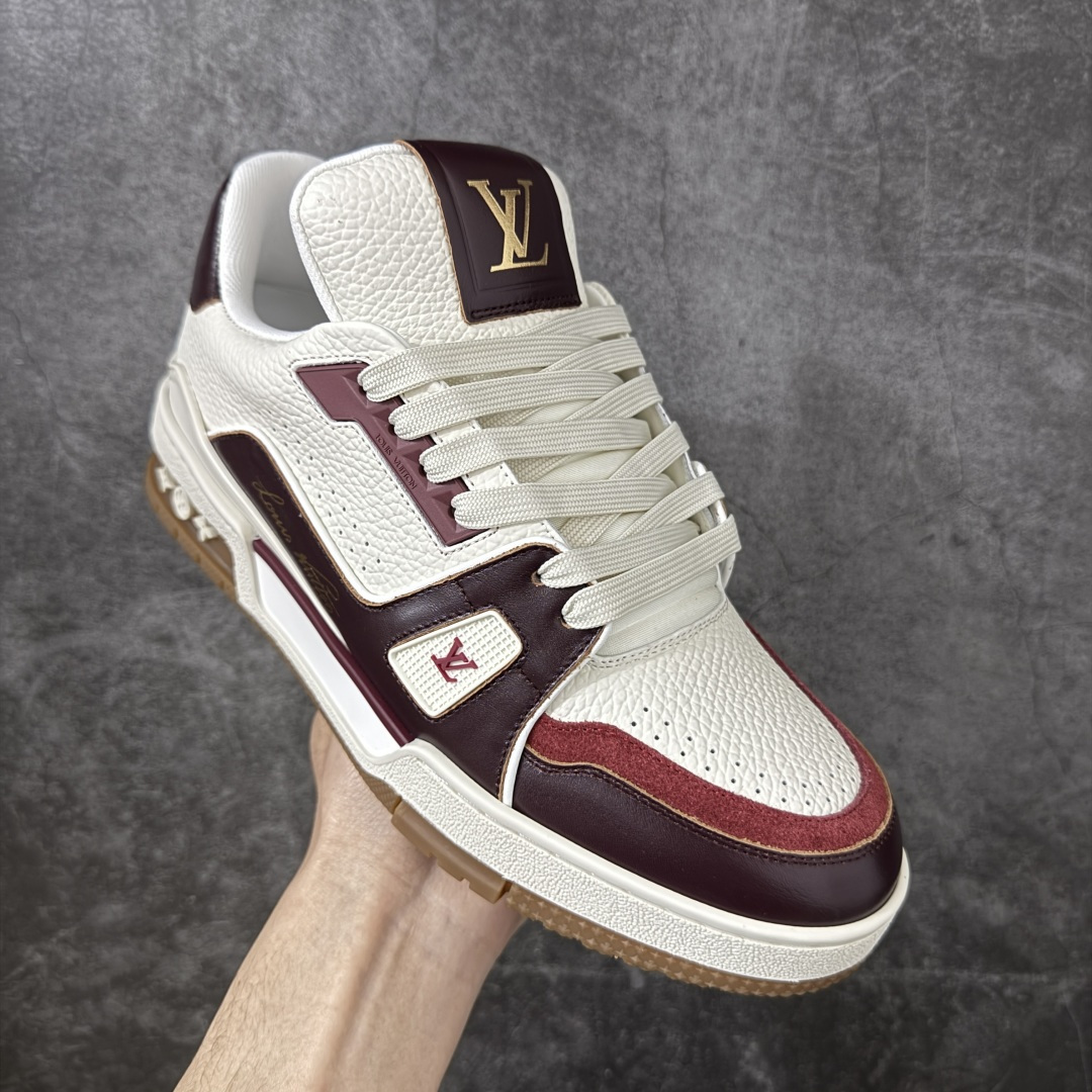 图片[3]-【YS纯原】 顶级莞产 Louis Vuitton路易威登 LV Trainer 系列 高奢运动鞋 ✦ 芯片配置，✦ 挂饰 NFC 芯片秒进官网 ✦ 同步 ZP 官网空胶工艺，结构逻辑一致 ✦ 正确胶片断点式设计，细节克制到位 ✦ 中底油印字母比例按原版还原 ✦ 1：1 原楦格板 / 楦头 / 刀磨 全新升级 ✦ 独家定制压纹麂皮，用料细腻耐看 ✦ 原版开模 TPU 大底 ✦ 脚感与质感取向偏原版 ✦ 代购指定高端版本 ✦ 全新升级 双盒礼盒 ✦ 全套配件齐全，整体完成度高 尺码：39-45-选品中心