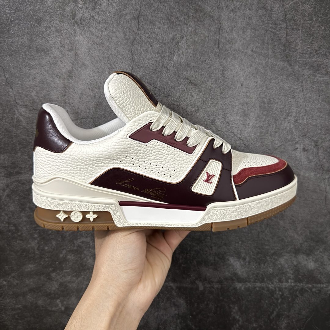 【YS纯原】 顶级莞产 Louis Vuitton路易威登 LV Trainer 系列 高奢运动鞋 ✦ 芯片配置，✦ 挂饰 NFC 芯片秒进官网 ✦ 同步 ZP 官网空胶工艺，结构逻辑一致 ✦ 正确胶片断点式设计，细节克制到位 ✦ 中底油印字母比例按原版还原 ✦ 1：1 原楦格板 / 楦头 / 刀磨 全新升级 ✦ 独家定制压纹麂皮，用料细腻耐看 ✦ 原版开模 TPU 大底 ✦ 脚感与质感取向偏原版 ✦ 代购指定高端版本 ✦ 全新升级 双盒礼盒 ✦ 全套配件齐全，整体完成度高 尺码：39-45-选品中心