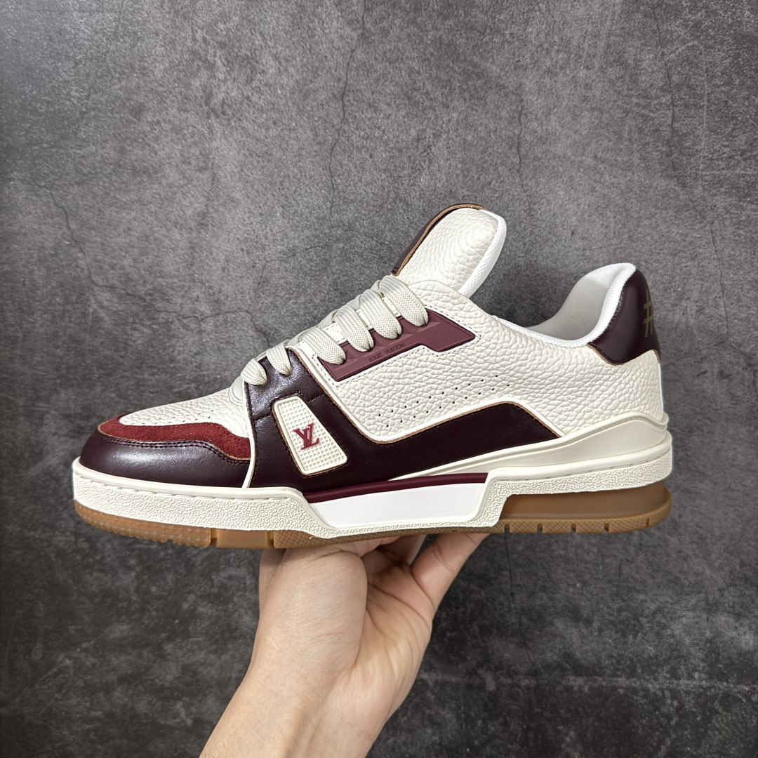 图片[2]-【YS纯原】 顶级莞产 Louis Vuitton路易威登 LV Trainer 系列 高奢运动鞋 ✦ 芯片配置，✦ 挂饰 NFC 芯片秒进官网 ✦ 同步 ZP 官网空胶工艺，结构逻辑一致 ✦ 正确胶片断点式设计，细节克制到位 ✦ 中底油印字母比例按原版还原 ✦ 1：1 原楦格板 / 楦头 / 刀磨 全新升级 ✦ 独家定制压纹麂皮，用料细腻耐看 ✦ 原版开模 TPU 大底 ✦ 脚感与质感取向偏原版 ✦ 代购指定高端版本 ✦ 全新升级 双盒礼盒 ✦ 全套配件齐全，整体完成度高 尺码：39-45-选品中心