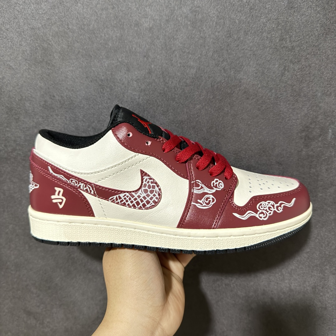 特价【GQ福利】【马年限定 DIY系列7色 】 Air Jordan 1 Low AJ1 乔1马年限定 步步生金 高端定制 低帮复古篮球鞋 #大厂纯原品质出货 超高清洁度 皮料切割干净无任何毛边 细节完美 尺码：36 36.5 37.5 38 38.5 39 40 40.5 41 42 42.5 43 44 44.5 45 货号：553558-040-选品中心