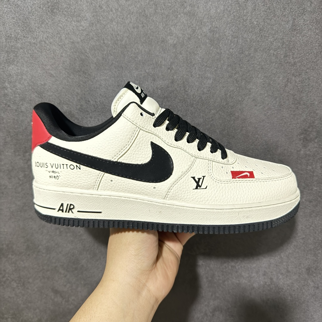 【定制版】经典空军 联名重塑 AIR FORCE 1 米白黑红撞色设计，融合LV经典元素，复古与奢华碰撞，街头辨识度拉满。全粒面皮革鞋面质感细腻，透气孔设计告别闷热，经典Air缓震中底，脚感软弹舒适，日常通勤、街头穿搭都能轻松驾驭。后跟红尾点缀，细节满满，无论是搭配牛仔裤还是运动裤，都能打造高级感造型，是潮人鞋柜必入的百搭神鞋。 货号：DN1688-815 尺码：36 36.5 37.5 38 38.5 39 40 40.5 41 42 42.5 43 44 44.5 45-选品中心