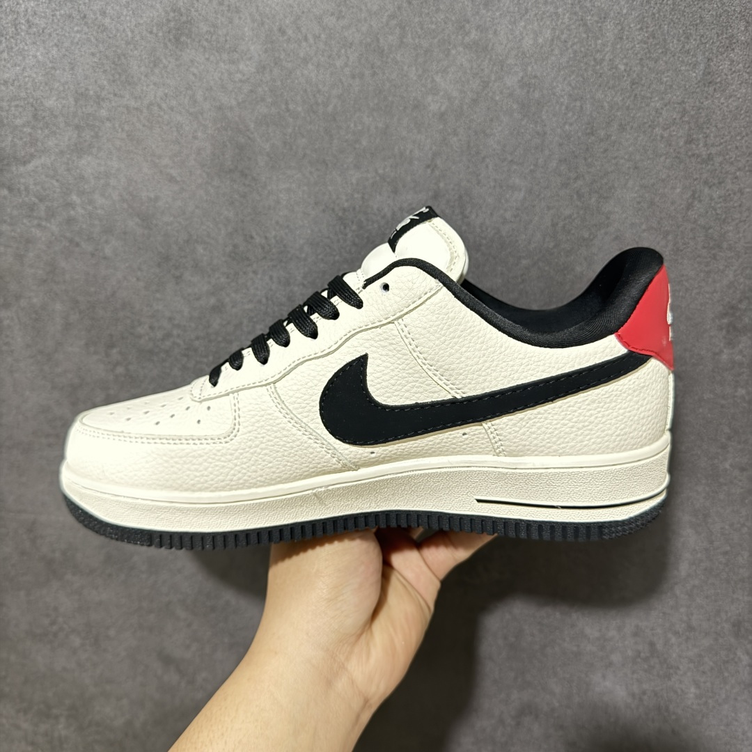 图片[2]-【定制版】经典空军 联名重塑 AIR FORCE 1 米白黑红撞色设计，融合LV经典元素，复古与奢华碰撞，街头辨识度拉满。全粒面皮革鞋面质感细腻，透气孔设计告别闷热，经典Air缓震中底，脚感软弹舒适，日常通勤、街头穿搭都能轻松驾驭。后跟红尾点缀，细节满满，无论是搭配牛仔裤还是运动裤，都能打造高级感造型，是潮人鞋柜必入的百搭神鞋。 货号：DN1688-815 尺码：36 36.5 37.5 38 38.5 39 40 40.5 41 42 42.5 43 44 44.5 45-选品中心