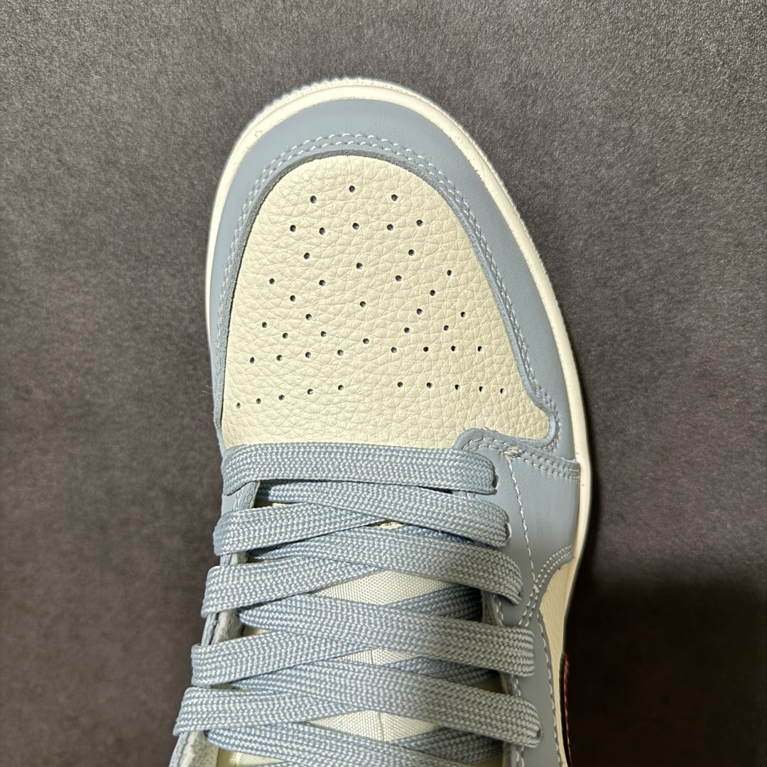 图片[5]-【定制版】清新蓝白 气场全开！Air Jordan 1 Low（Supreme联名）乔丹爆款高端定制 浅蓝+米白+红色的撞色设计，荔枝纹柔和搭配，清新又显干净，勾子内部还叠加了一枚迷你白色小勾，细节层次丰富；红色Supreme标识与AJ飞翼Logo，点明联名身份，辨识度拉满。定制鞋盒 超高清洁度 细节完美 货号：QJ1988-012 尺码：36 36.5 37.5 38 38.5 39 40 40.5 41 42 42.5 43 44 44.5 45-选品中心