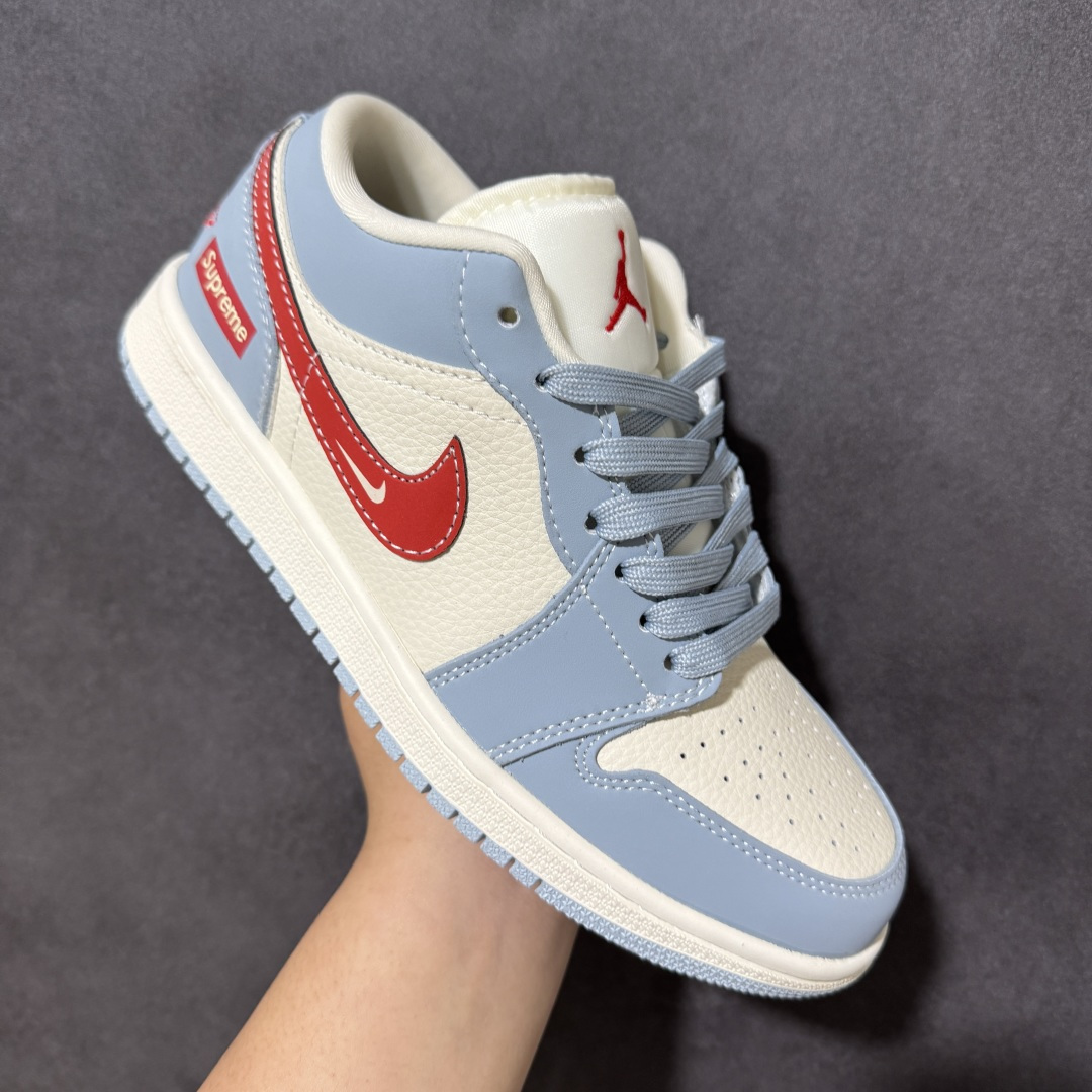 图片[3]-【定制版】清新蓝白 气场全开！Air Jordan 1 Low（Supreme联名）乔丹爆款高端定制 浅蓝+米白+红色的撞色设计，荔枝纹柔和搭配，清新又显干净，勾子内部还叠加了一枚迷你白色小勾，细节层次丰富；红色Supreme标识与AJ飞翼Logo，点明联名身份，辨识度拉满。定制鞋盒 超高清洁度 细节完美 货号：QJ1988-012 尺码：36 36.5 37.5 38 38.5 39 40 40.5 41 42 42.5 43 44 44.5 45-选品中心