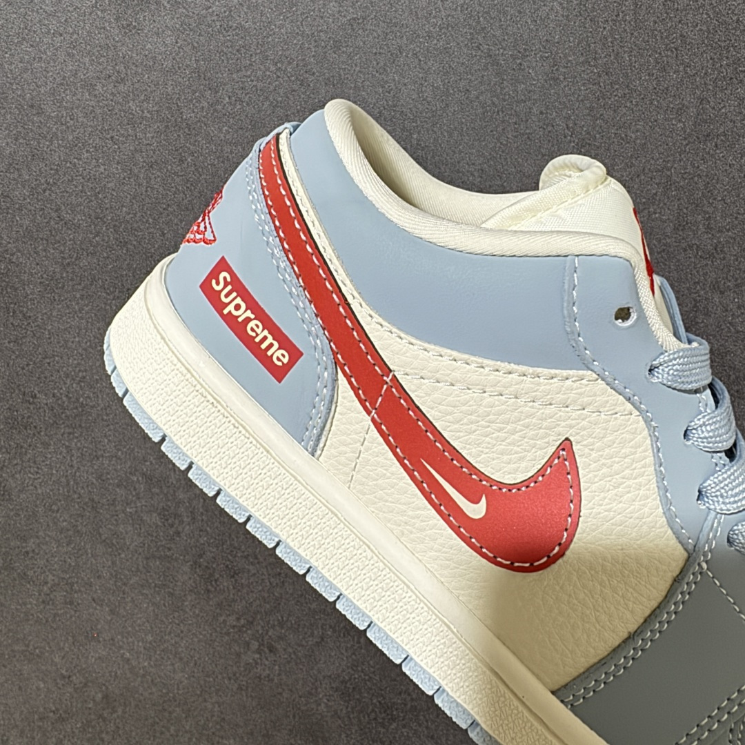 图片[8]-【定制版】清新蓝白 气场全开！Air Jordan 1 Low（Supreme联名）乔丹爆款高端定制 浅蓝+米白+红色的撞色设计，荔枝纹柔和搭配，清新又显干净，勾子内部还叠加了一枚迷你白色小勾，细节层次丰富；红色Supreme标识与AJ飞翼Logo，点明联名身份，辨识度拉满。定制鞋盒 超高清洁度 细节完美 货号：QJ1988-012 尺码：36 36.5 37.5 38 38.5 39 40 40.5 41 42 42.5 43 44 44.5 45-选品中心
