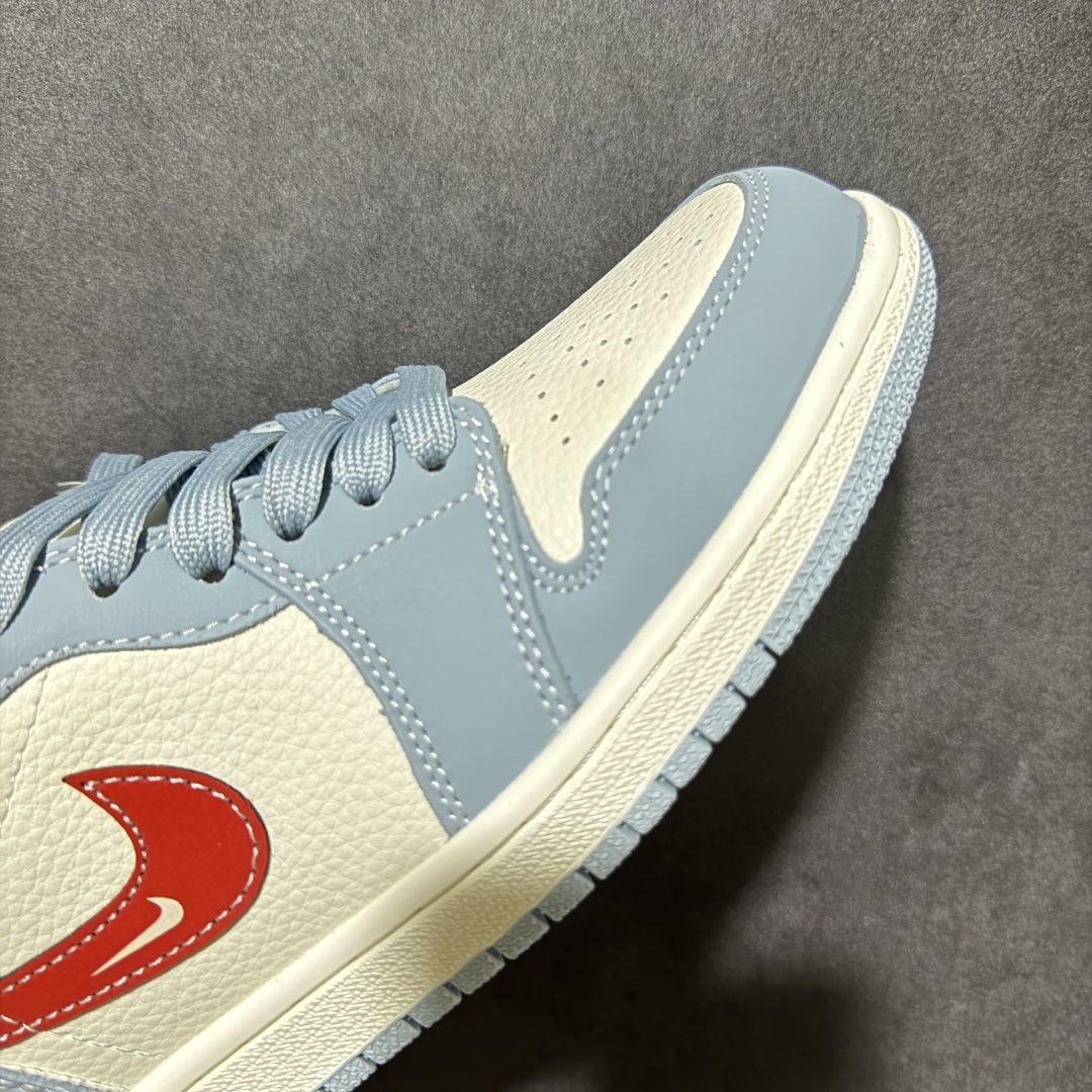 图片[7]-【定制版】清新蓝白 气场全开！Air Jordan 1 Low（Supreme联名）乔丹爆款高端定制 浅蓝+米白+红色的撞色设计，荔枝纹柔和搭配，清新又显干净，勾子内部还叠加了一枚迷你白色小勾，细节层次丰富；红色Supreme标识与AJ飞翼Logo，点明联名身份，辨识度拉满。定制鞋盒 超高清洁度 细节完美 货号：QJ1988-012 尺码：36 36.5 37.5 38 38.5 39 40 40.5 41 42 42.5 43 44 44.5 45-选品中心
