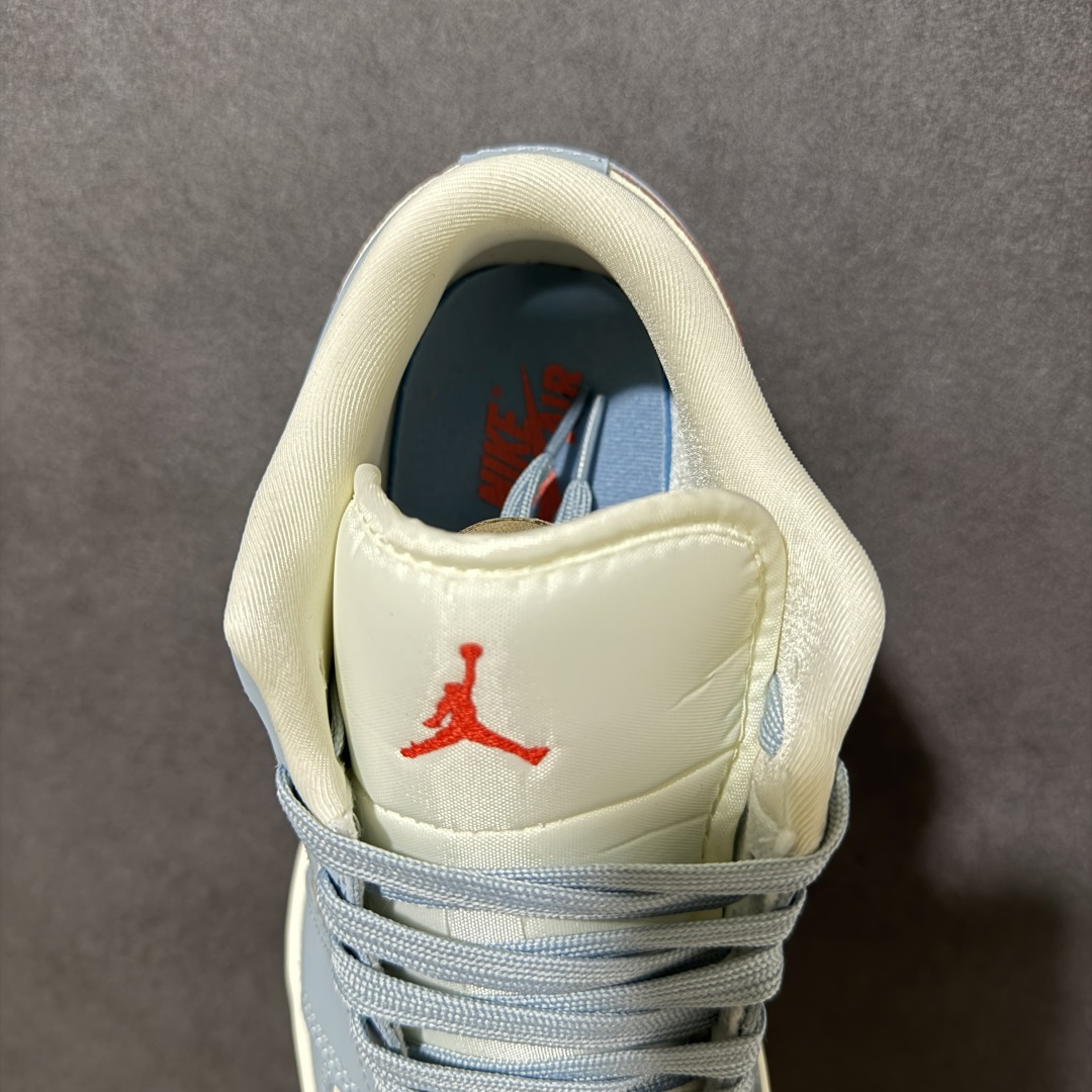 图片[6]-【定制版】清新蓝白 气场全开！Air Jordan 1 Low（Supreme联名）乔丹爆款高端定制 浅蓝+米白+红色的撞色设计，荔枝纹柔和搭配，清新又显干净，勾子内部还叠加了一枚迷你白色小勾，细节层次丰富；红色Supreme标识与AJ飞翼Logo，点明联名身份，辨识度拉满。定制鞋盒 超高清洁度 细节完美 货号：QJ1988-012 尺码：36 36.5 37.5 38 38.5 39 40 40.5 41 42 42.5 43 44 44.5 45-选品中心