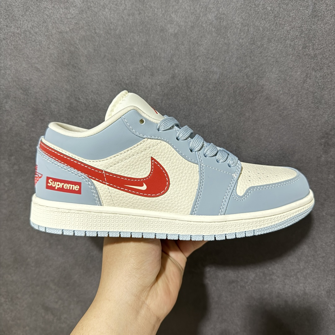 【定制版】清新蓝白 气场全开！Air Jordan 1 Low（Supreme联名）乔丹爆款高端定制 浅蓝+米白+红色的撞色设计，荔枝纹柔和搭配，清新又显干净，勾子内部还叠加了一枚迷你白色小勾，细节层次丰富；红色Supreme标识与AJ飞翼Logo，点明联名身份，辨识度拉满。定制鞋盒 超高清洁度 细节完美 货号：QJ1988-012 尺码：36 36.5 37.5 38 38.5 39 40 40.5 41 42 42.5 43 44 44.5 45-选品中心