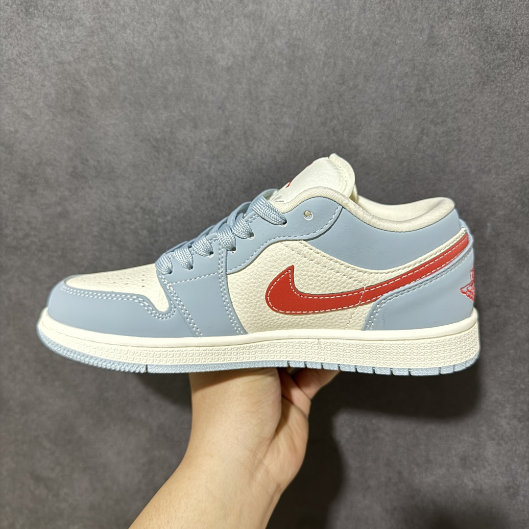 图片[2]-【定制版】清新蓝白 气场全开！Air Jordan 1 Low（Supreme联名）乔丹爆款高端定制 浅蓝+米白+红色的撞色设计，荔枝纹柔和搭配，清新又显干净，勾子内部还叠加了一枚迷你白色小勾，细节层次丰富；红色Supreme标识与AJ飞翼Logo，点明联名身份，辨识度拉满。定制鞋盒 超高清洁度 细节完美 货号：QJ1988-012 尺码：36 36.5 37.5 38 38.5 39 40 40.5 41 42 42.5 43 44 44.5 45-选品中心