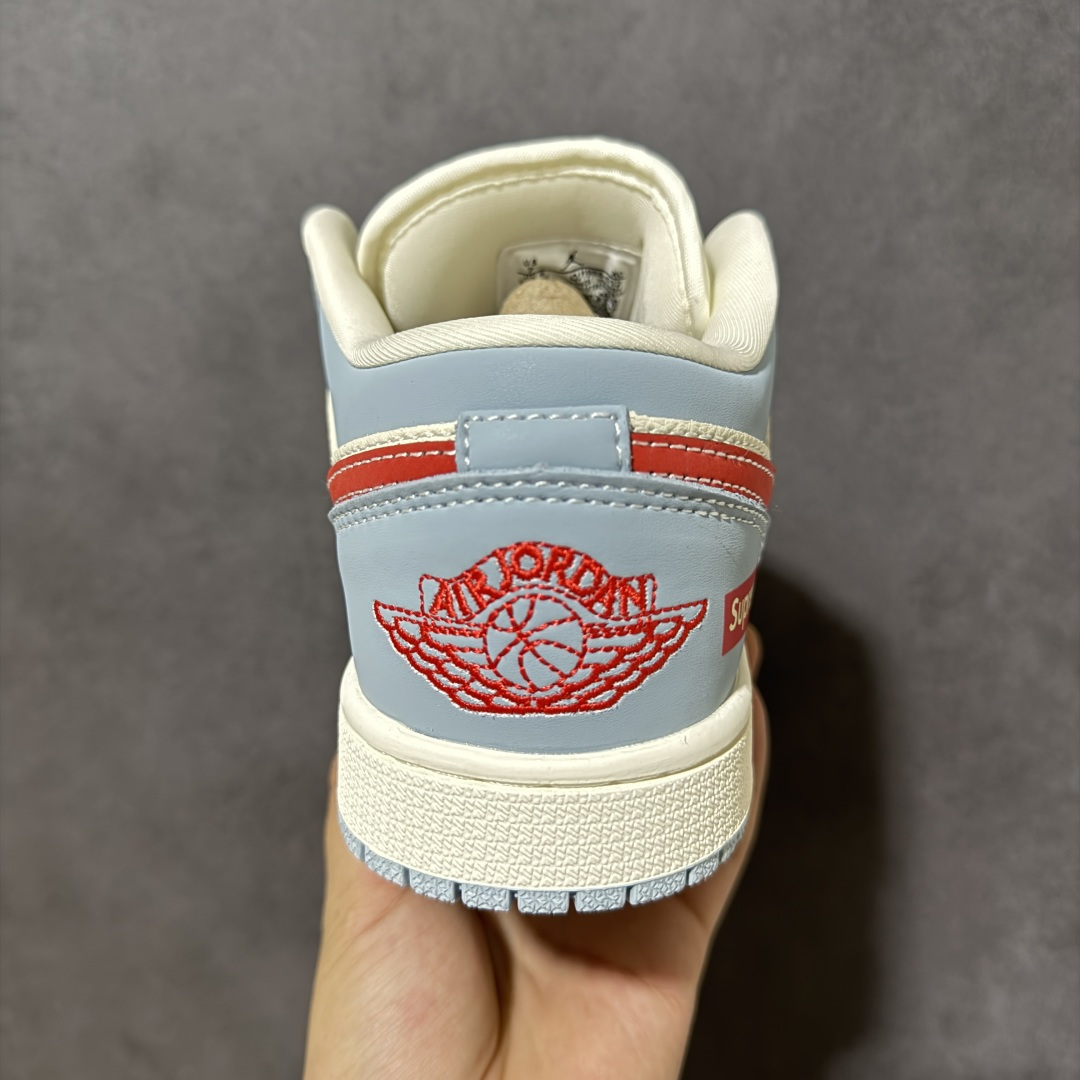 图片[4]-【定制版】清新蓝白 气场全开！Air Jordan 1 Low（Supreme联名）乔丹爆款高端定制 浅蓝+米白+红色的撞色设计，荔枝纹柔和搭配，清新又显干净，勾子内部还叠加了一枚迷你白色小勾，细节层次丰富；红色Supreme标识与AJ飞翼Logo，点明联名身份，辨识度拉满。定制鞋盒 超高清洁度 细节完美 货号：QJ1988-012 尺码：36 36.5 37.5 38 38.5 39 40 40.5 41 42 42.5 43 44 44.5 45-选品中心