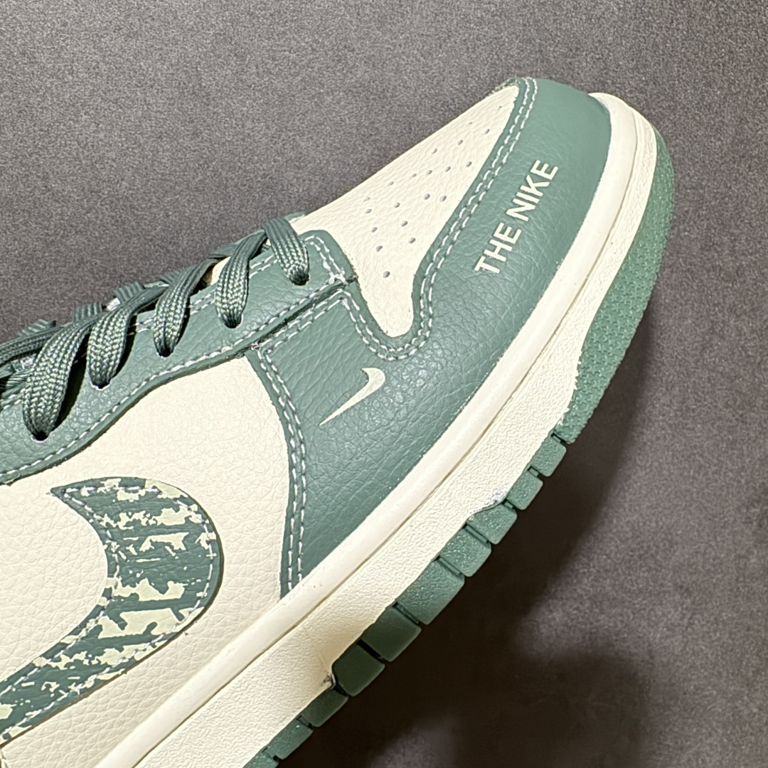 图片[8]-【定制版】绿野迷彩 机能风潮 SB DUNK LOW 白绿撞色拼接，注入The North Face户外基因，迷彩Swoosh与金属吊牌，机能感拉满。优质皮革与翻毛皮拼接，质感扎实耐穿，经典Dunk低帮版型，包裹性出色，适配各种脚型。复古做旧中底，脚感稳定，无论是户外出行还是日常出街，都能彰显个性潮流态度，是春夏穿搭的吸睛利器。 货号：SL8888-003 尺码：36 36.5 37.5 38 38.5 39 40 40.5 41 42 42.5 43 44 44.5 45-选品中心