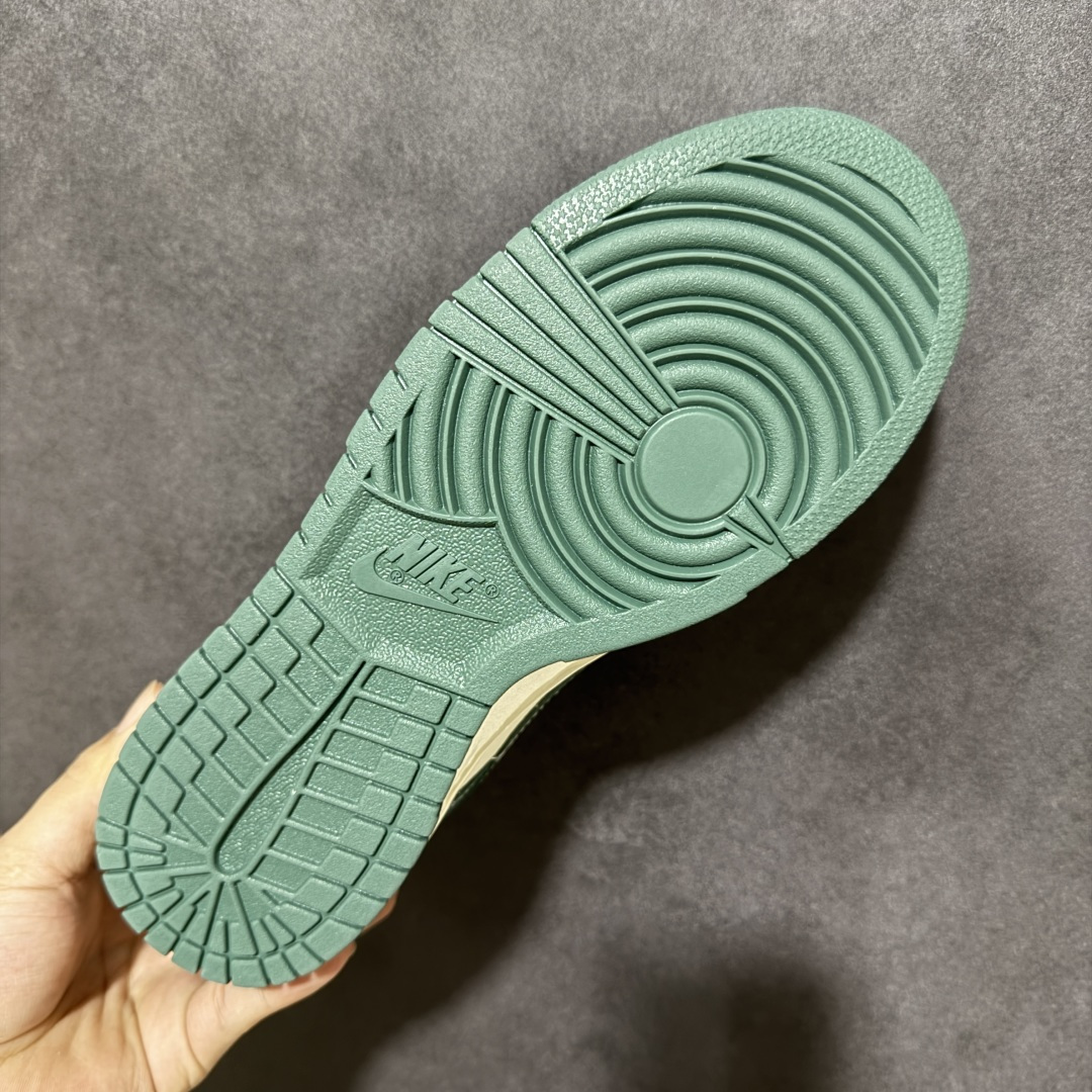 图片[9]-【定制版】绿野迷彩 机能风潮 SB DUNK LOW 白绿撞色拼接，注入The North Face户外基因，迷彩Swoosh与金属吊牌，机能感拉满。优质皮革与翻毛皮拼接，质感扎实耐穿，经典Dunk低帮版型，包裹性出色，适配各种脚型。复古做旧中底，脚感稳定，无论是户外出行还是日常出街，都能彰显个性潮流态度，是春夏穿搭的吸睛利器。 货号：SL8888-003 尺码：36 36.5 37.5 38 38.5 39 40 40.5 41 42 42.5 43 44 44.5 45-选品中心