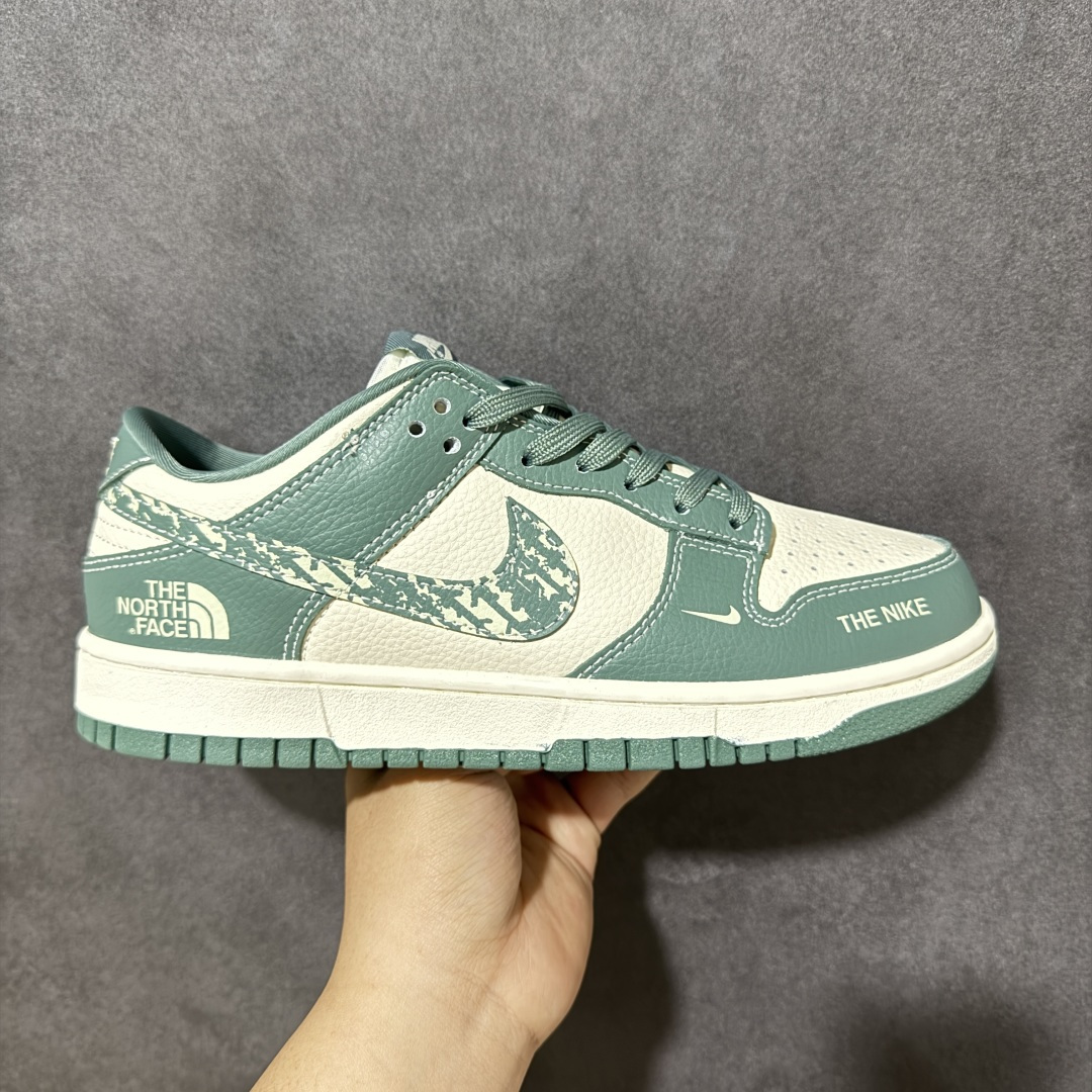 【定制版】绿野迷彩 机能风潮 SB DUNK LOW 白绿撞色拼接，注入The North Face户外基因，迷彩Swoosh与金属吊牌，机能感拉满。优质皮革与翻毛皮拼接，质感扎实耐穿，经典Dunk低帮版型，包裹性出色，适配各种脚型。复古做旧中底，脚感稳定，无论是户外出行还是日常出街，都能彰显个性潮流态度，是春夏穿搭的吸睛利器。 货号：SL8888-003 尺码：36 36.5 37.5 38 38.5 39 40 40.5 41 42 42.5 43 44 44.5 45-选品中心