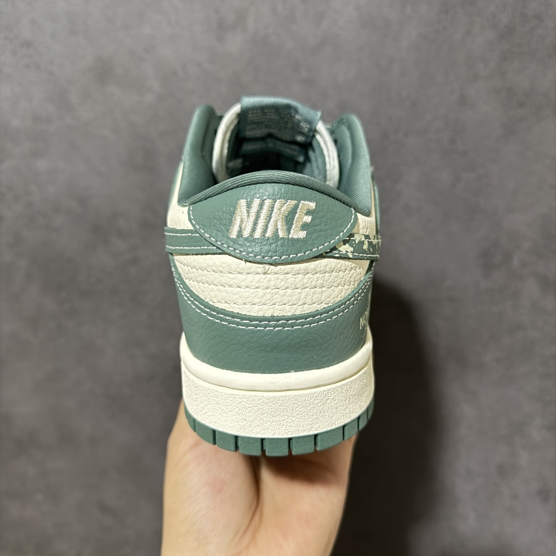 图片[4]-【定制版】绿野迷彩 机能风潮 SB DUNK LOW 白绿撞色拼接，注入The North Face户外基因，迷彩Swoosh与金属吊牌，机能感拉满。优质皮革与翻毛皮拼接，质感扎实耐穿，经典Dunk低帮版型，包裹性出色，适配各种脚型。复古做旧中底，脚感稳定，无论是户外出行还是日常出街，都能彰显个性潮流态度，是春夏穿搭的吸睛利器。 货号：SL8888-003 尺码：36 36.5 37.5 38 38.5 39 40 40.5 41 42 42.5 43 44 44.5 45-选品中心