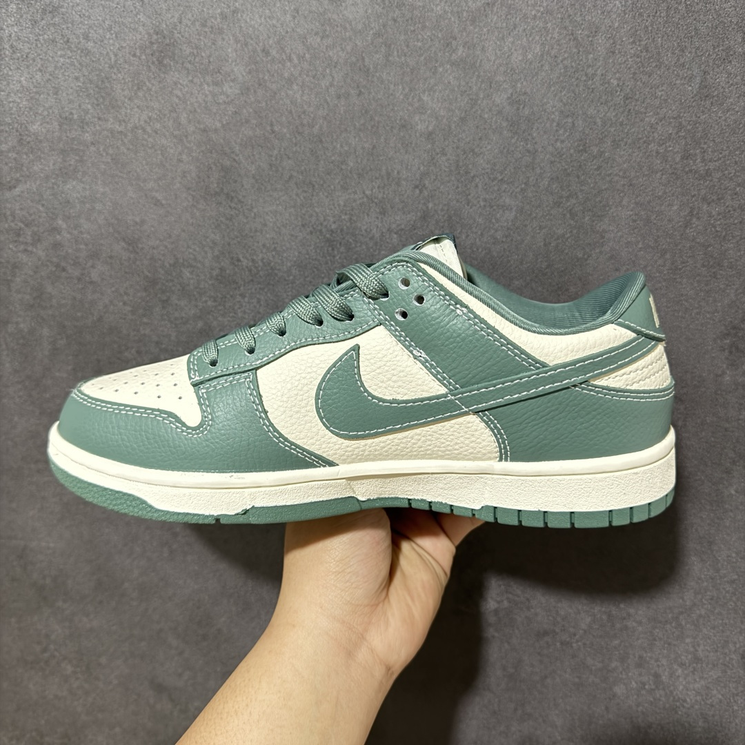 图片[2]-【定制版】绿野迷彩 机能风潮 SB DUNK LOW 白绿撞色拼接，注入The North Face户外基因，迷彩Swoosh与金属吊牌，机能感拉满。优质皮革与翻毛皮拼接，质感扎实耐穿，经典Dunk低帮版型，包裹性出色，适配各种脚型。复古做旧中底，脚感稳定，无论是户外出行还是日常出街，都能彰显个性潮流态度，是春夏穿搭的吸睛利器。 货号：SL8888-003 尺码：36 36.5 37.5 38 38.5 39 40 40.5 41 42 42.5 43 44 44.5 45-选品中心