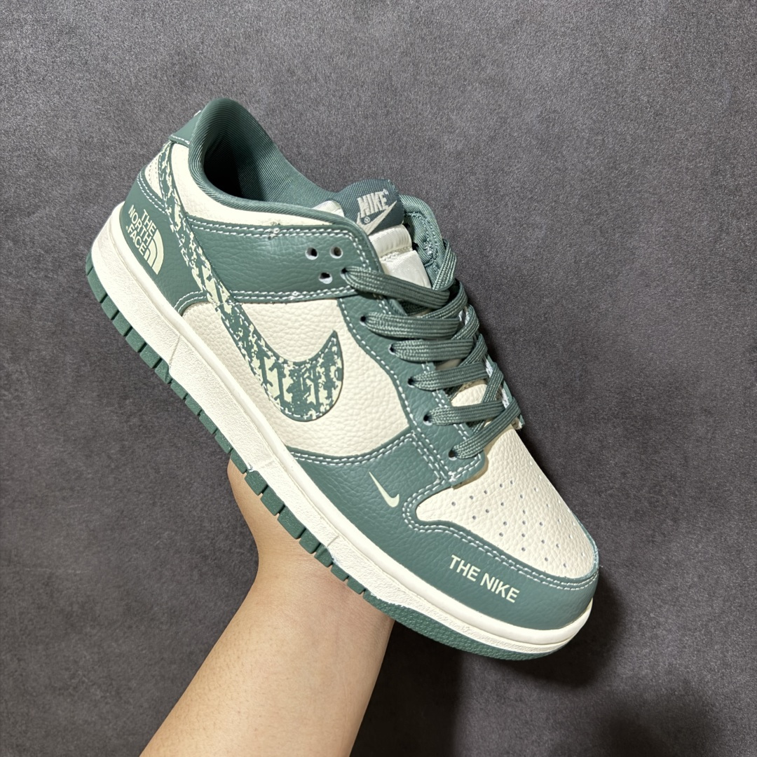 图片[3]-【定制版】绿野迷彩 机能风潮 SB DUNK LOW 白绿撞色拼接，注入The North Face户外基因，迷彩Swoosh与金属吊牌，机能感拉满。优质皮革与翻毛皮拼接，质感扎实耐穿，经典Dunk低帮版型，包裹性出色，适配各种脚型。复古做旧中底，脚感稳定，无论是户外出行还是日常出街，都能彰显个性潮流态度，是春夏穿搭的吸睛利器。 货号：SL8888-003 尺码：36 36.5 37.5 38 38.5 39 40 40.5 41 42 42.5 43 44 44.5 45-选品中心