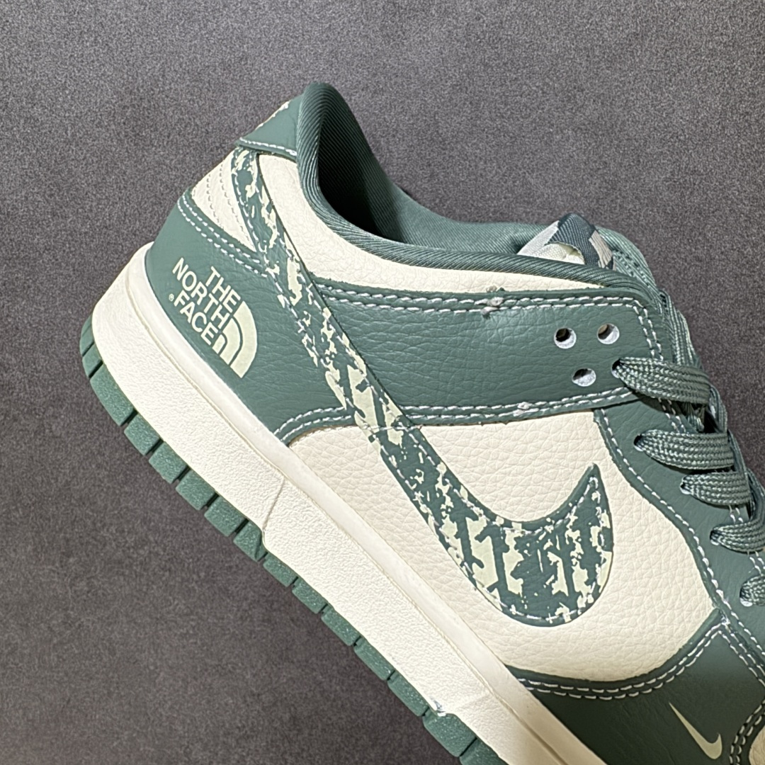 图片[7]-【定制版】绿野迷彩 机能风潮 SB DUNK LOW 白绿撞色拼接，注入The North Face户外基因，迷彩Swoosh与金属吊牌，机能感拉满。优质皮革与翻毛皮拼接，质感扎实耐穿，经典Dunk低帮版型，包裹性出色，适配各种脚型。复古做旧中底，脚感稳定，无论是户外出行还是日常出街，都能彰显个性潮流态度，是春夏穿搭的吸睛利器。 货号：SL8888-003 尺码：36 36.5 37.5 38 38.5 39 40 40.5 41 42 42.5 43 44 44.5 45-选品中心
