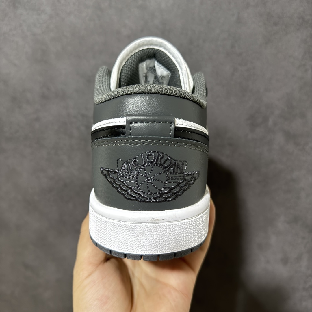 图片[4]-【H11纯原】Nike Air Jordan 1 Low SE AJ1 乔一 舒适贴合 防滑耐磨 低帮 复古篮球鞋 货号：553558-152 尺码：35.5 36 36.5 37.5 38 38.5 39 40 40.5 41 42 42.5 43 44 45 46 47.5 #H11顶级纯原 纯原外贸平台特供订单 #全套原纸板楦头开发 #原厂特供材料配套加持 #确保原汁原味 完美呈现版型 #原档数据独家私模大底 #男女鞋同步官方开发至48.5 #原装进口轻量化鞋垫 #进口港宝加持 后跟自然饱满 还原公司包裹性 #鞋面采用原装数据贴合技术 #全方位贴合包裹脚型 #鞋跟部鞋底牵引设计 #提供强大的抓地性能 #更适应不同实战场地路面-选品中心