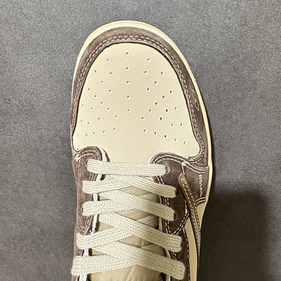图片[5]-【定制版】AJ1倒勾Travis Scott x Air Jordan 1 ” Reverse Mocha “ AJ1乔1 TS 闪电 联名倒钩 低帮文化篮球鞋 完美品质出货 细节如图所示 鞋面切割工整 冲孔整齐干净 中底拉帮线 整体清洁度非常好 货号：XS2025-092 尺码：36 36.5 37.5 38 38.5 39 40 40.5 41 42 42.5 43 44 44.5 45-选品中心