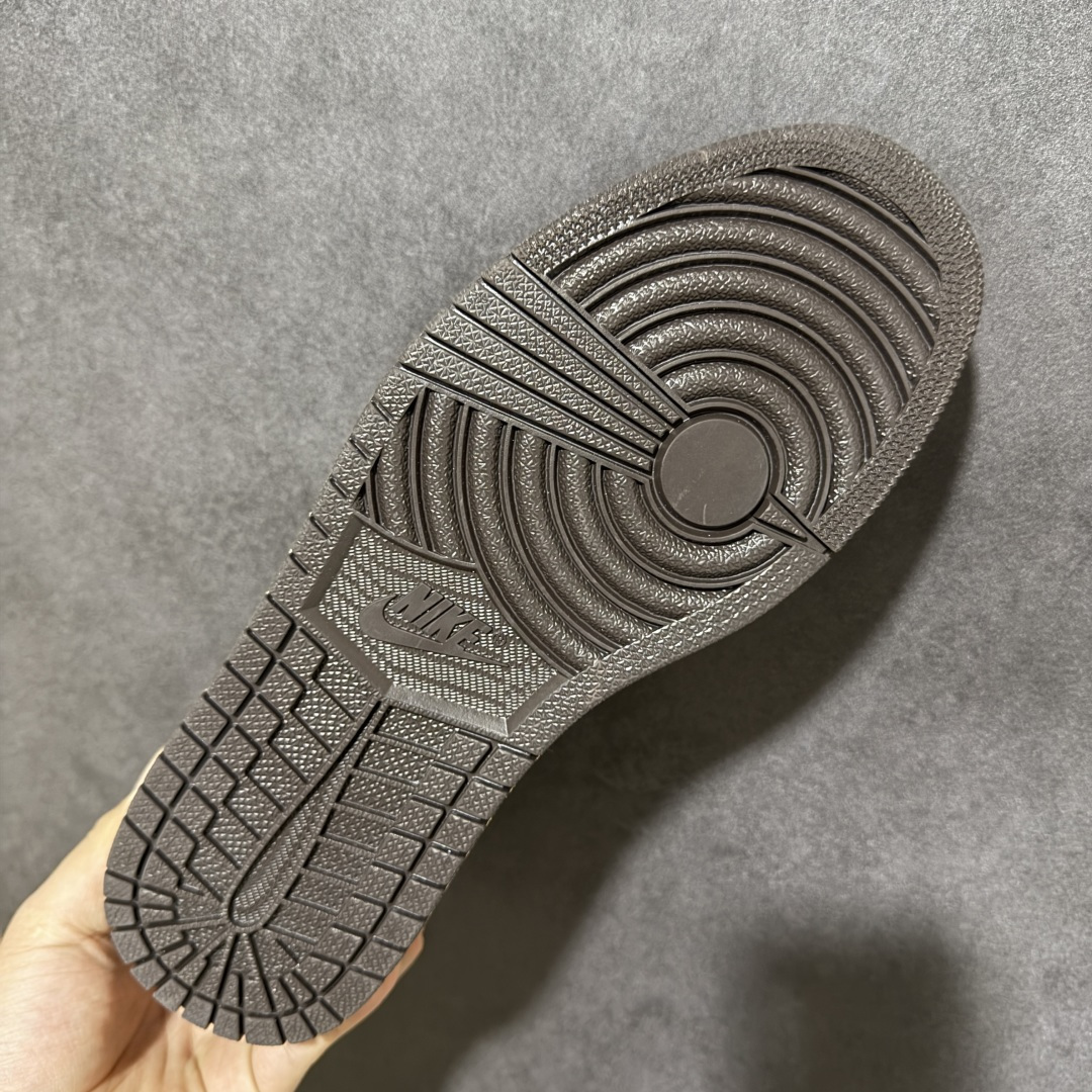 图片[9]-【定制版】AJ1倒勾Travis Scott x Air Jordan 1 ” Reverse Mocha “ AJ1乔1 TS 闪电 联名倒钩 低帮文化篮球鞋 完美品质出货 细节如图所示 鞋面切割工整 冲孔整齐干净 中底拉帮线 整体清洁度非常好 货号：XS2025-092 尺码：36 36.5 37.5 38 38.5 39 40 40.5 41 42 42.5 43 44 44.5 45-选品中心