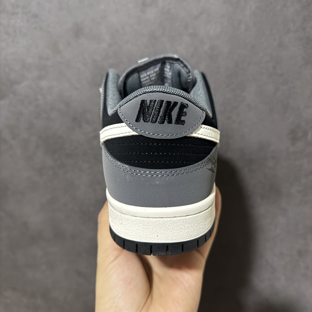图片[4]-【定制版】Nike Dunk SB Low 耐克 SB 低帮 影流之刃 灰黑 此款以深灰麂皮织就夜行衣般的贴合，表面磨砂质感在光线流转间泛出冷调金属光泽，仿佛暮色中悄然出鞘的刃。侧身Swoosh以银白色勾勒，形如一道修长剑脊，凌厉而不张扬。与之呼应的是泼墨笔触般的刀刃纹路，刚柔相济，动静皆宜。 货号：BW0620-136 尺码：40-46-选品中心