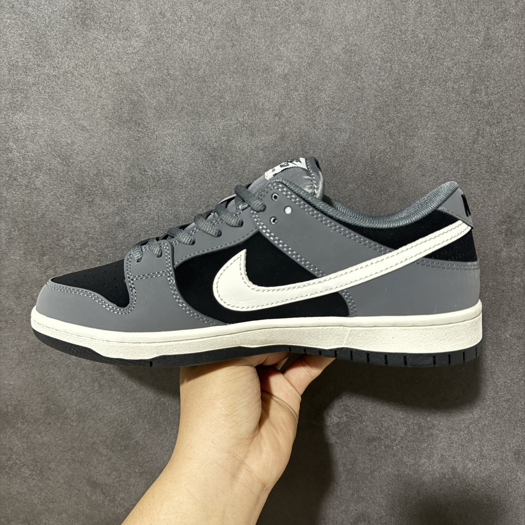 图片[2]-【定制版】Nike Dunk SB Low 耐克 SB 低帮 影流之刃 灰黑 此款以深灰麂皮织就夜行衣般的贴合，表面磨砂质感在光线流转间泛出冷调金属光泽，仿佛暮色中悄然出鞘的刃。侧身Swoosh以银白色勾勒，形如一道修长剑脊，凌厉而不张扬。与之呼应的是泼墨笔触般的刀刃纹路，刚柔相济，动静皆宜。 货号：BW0620-136 尺码：40-46-选品中心