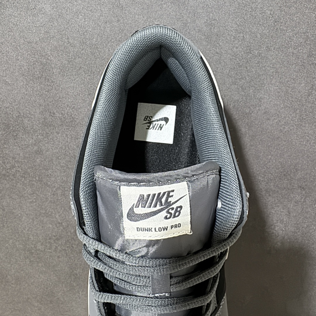 图片[6]-【定制版】Nike Dunk SB Low 耐克 SB 低帮 影流之刃 灰黑 此款以深灰麂皮织就夜行衣般的贴合，表面磨砂质感在光线流转间泛出冷调金属光泽，仿佛暮色中悄然出鞘的刃。侧身Swoosh以银白色勾勒，形如一道修长剑脊，凌厉而不张扬。与之呼应的是泼墨笔触般的刀刃纹路，刚柔相济，动静皆宜。 货号：BW0620-136 尺码：40-46-选品中心