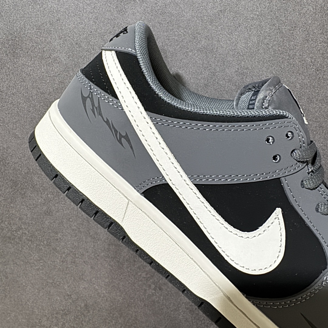 图片[8]-【定制版】Nike Dunk SB Low 耐克 SB 低帮 影流之刃 灰黑 此款以深灰麂皮织就夜行衣般的贴合，表面磨砂质感在光线流转间泛出冷调金属光泽，仿佛暮色中悄然出鞘的刃。侧身Swoosh以银白色勾勒，形如一道修长剑脊，凌厉而不张扬。与之呼应的是泼墨笔触般的刀刃纹路，刚柔相济，动静皆宜。 货号：BW0620-136 尺码：40-46-选品中心