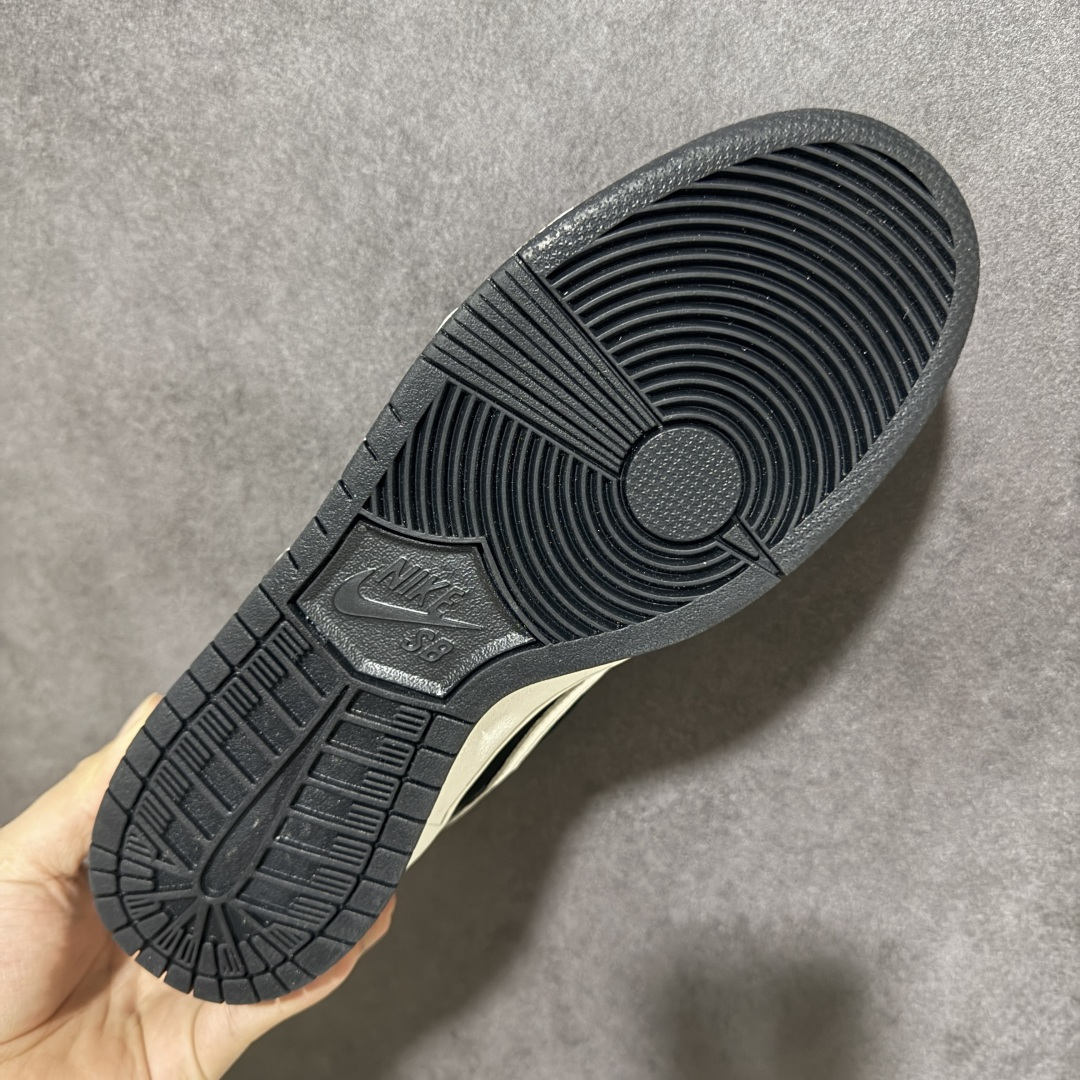图片[9]-【定制版】Nike Dunk SB Low 耐克 SB 低帮 影流之刃 灰黑 此款以深灰麂皮织就夜行衣般的贴合，表面磨砂质感在光线流转间泛出冷调金属光泽，仿佛暮色中悄然出鞘的刃。侧身Swoosh以银白色勾勒，形如一道修长剑脊，凌厉而不张扬。与之呼应的是泼墨笔触般的刀刃纹路，刚柔相济，动静皆宜。 货号：BW0620-136 尺码：40-46-选品中心
