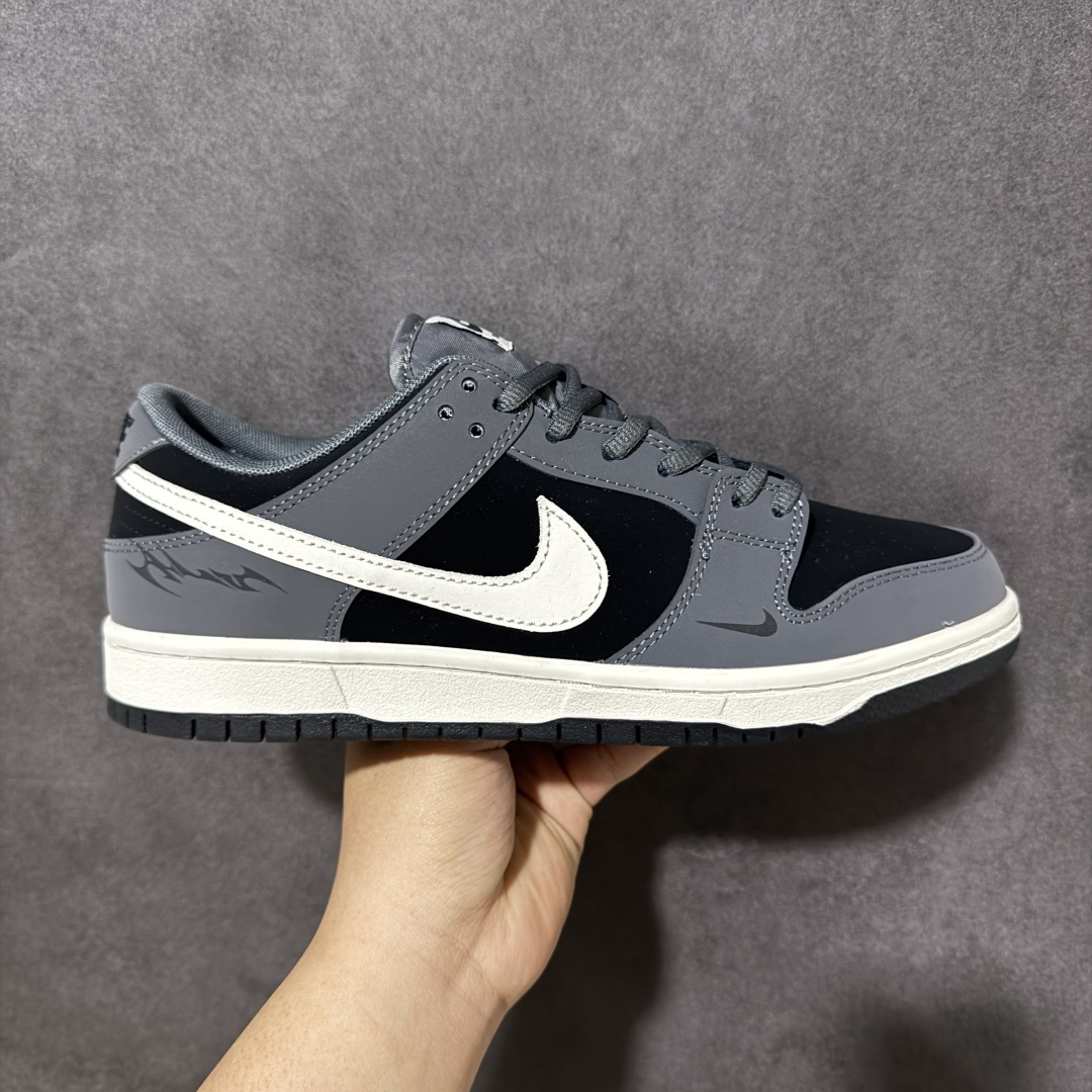 【定制版】Nike Dunk SB Low 耐克 SB 低帮 影流之刃 灰黑 此款以深灰麂皮织就夜行衣般的贴合，表面磨砂质感在光线流转间泛出冷调金属光泽，仿佛暮色中悄然出鞘的刃。侧身Swoosh以银白色勾勒，形如一道修长剑脊，凌厉而不张扬。与之呼应的是泼墨笔触般的刀刃纹路，刚柔相济，动静皆宜。 货号：BW0620-136 尺码：40-46-选品中心