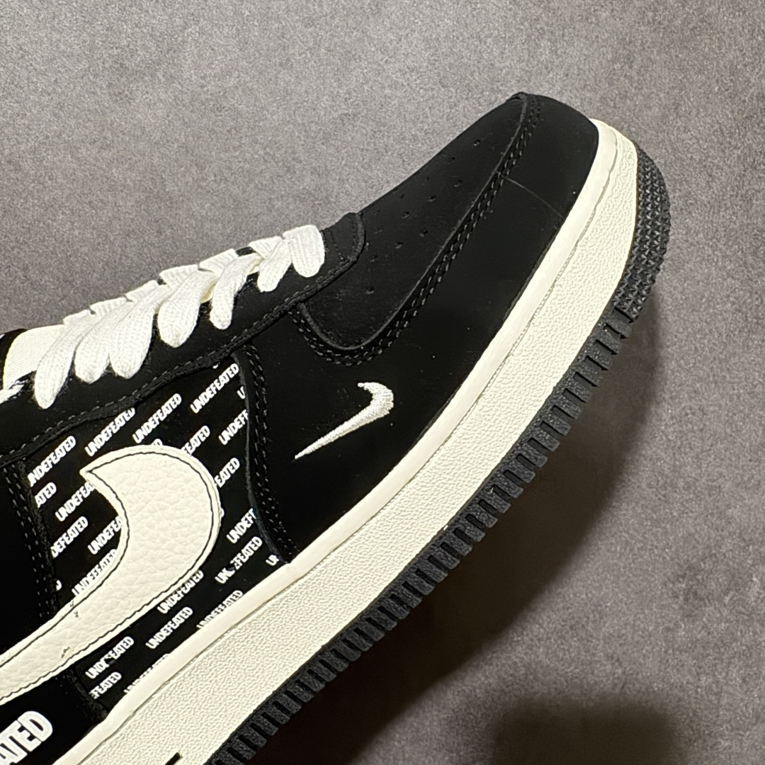 图片[8]-【定制版】UNDEFEATED x Nike Air Force 1 联名款 黑白色 重磅来袭 街头OG联名，把潮流DNA焊在鞋上！ UNDEFEATED满印鞋身+经典Swoosh Logo，黑白撞色高级感拉满， 麂皮质感鞋面，上脚软弹又显质感， Air气垫缓震加持，日常出街、炸场穿搭都能打！ 鞋盒专属联名设计，收藏级颜值 货号：DW8806-004 尺码：36 36.5 37.5 38 38.5 39 40 40.5 41 42 42.5 43 44 44.5 45-选品中心
