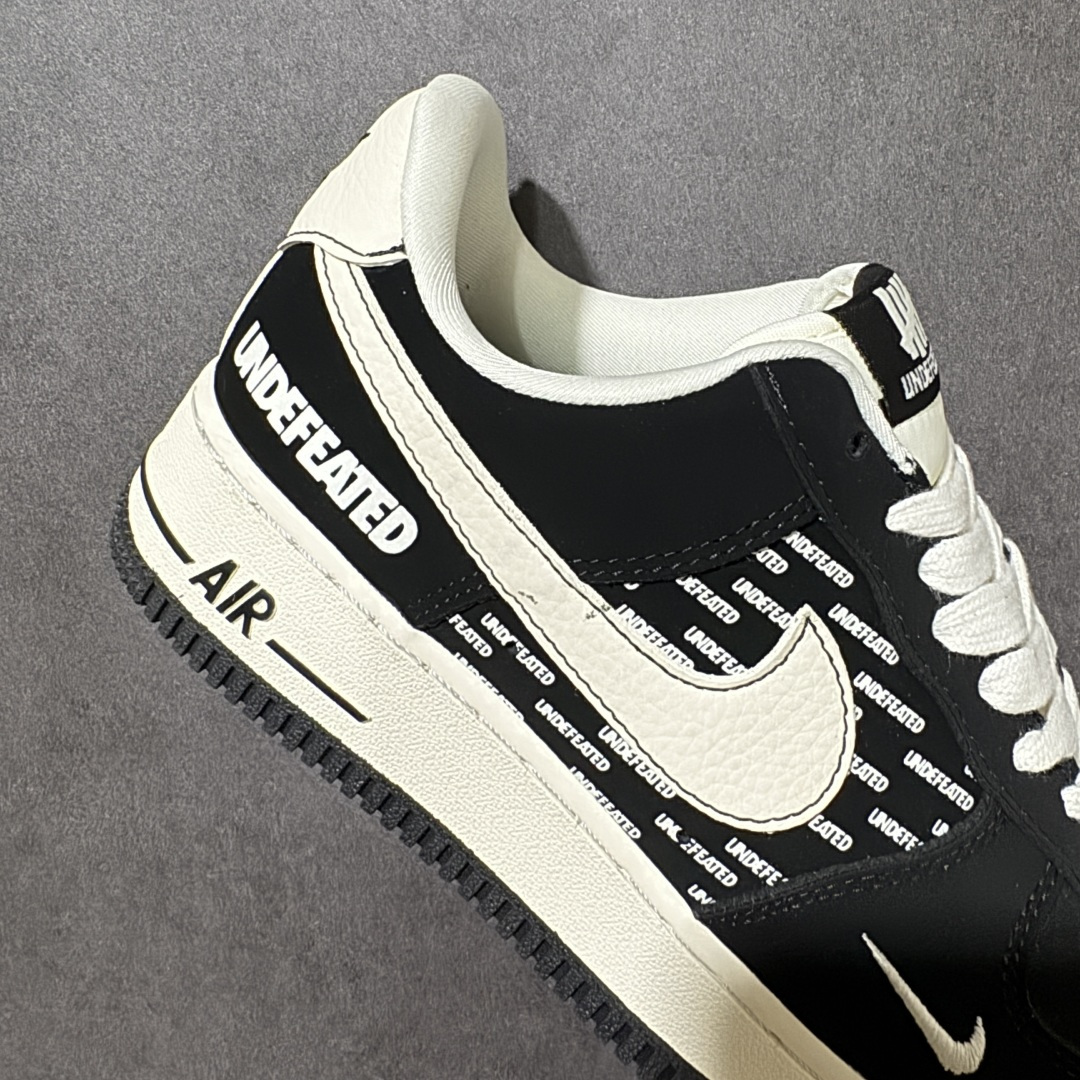 图片[7]-【定制版】UNDEFEATED x Nike Air Force 1 联名款 黑白色 重磅来袭 街头OG联名，把潮流DNA焊在鞋上！ UNDEFEATED满印鞋身+经典Swoosh Logo，黑白撞色高级感拉满， 麂皮质感鞋面，上脚软弹又显质感， Air气垫缓震加持，日常出街、炸场穿搭都能打！ 鞋盒专属联名设计，收藏级颜值 货号：DW8806-004 尺码：36 36.5 37.5 38 38.5 39 40 40.5 41 42 42.5 43 44 44.5 45-选品中心