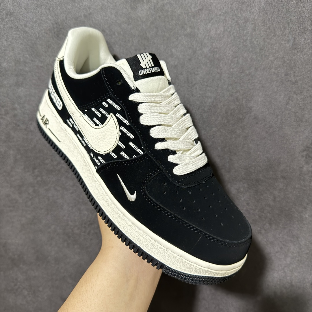图片[3]-【定制版】UNDEFEATED x Nike Air Force 1 联名款 黑白色 重磅来袭 街头OG联名，把潮流DNA焊在鞋上！ UNDEFEATED满印鞋身+经典Swoosh Logo，黑白撞色高级感拉满， 麂皮质感鞋面，上脚软弹又显质感， Air气垫缓震加持，日常出街、炸场穿搭都能打！ 鞋盒专属联名设计，收藏级颜值 货号：DW8806-004 尺码：36 36.5 37.5 38 38.5 39 40 40.5 41 42 42.5 43 44 44.5 45-选品中心